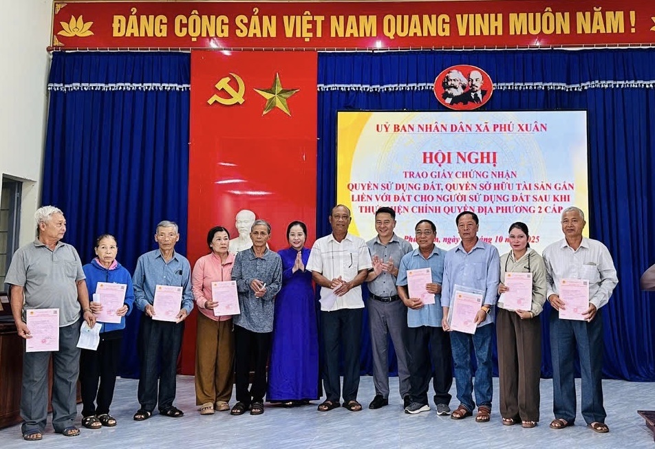 UBND xã Phú Xuân tổ chức trao 53 Giấy chứng nhận quyền sử dụng đất cho các hộ dân