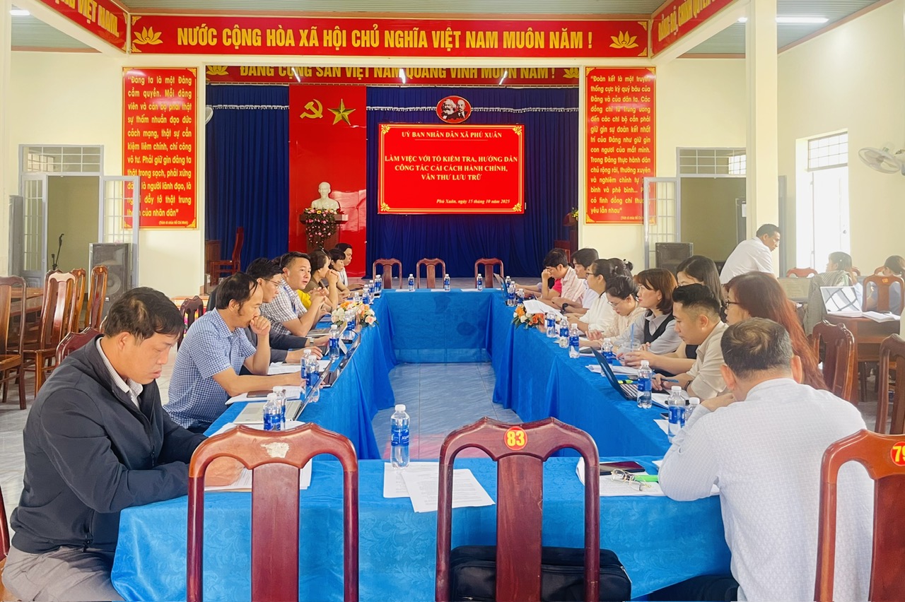 ĐOÀN CÔNG TÁC SỞ NỘI VỤ TỈNH ĐẮK LẮK KIỂM TRA, HƯỚNG DẪN CÔNG TÁC CẢI CÁCH HÀNH CHÍNH, VĂN THƯ LƯU TRỮ TẠI XÃ PHÚ XUÂN