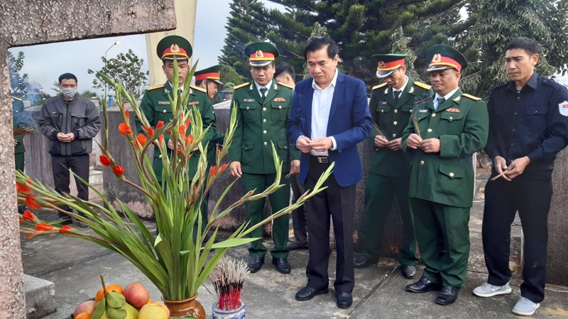 Đồng chí Trương Hoài Anh, Chủ tịch UBND huyện thắp nhang tại mộ liệt sĩ vừa được an táng