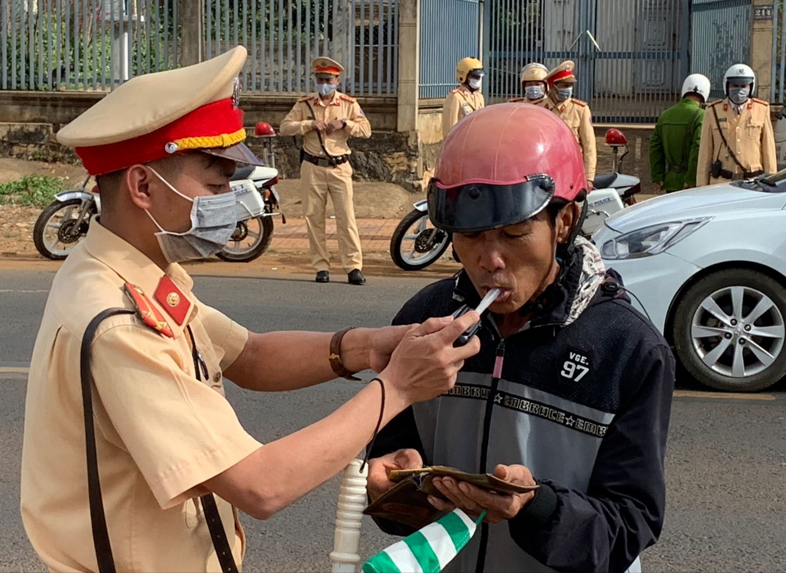 Kiểm tra nồng độ cồn người điều khiển phương tiên tham gia giao thông trong dịp tết Nguyên Đán 2021