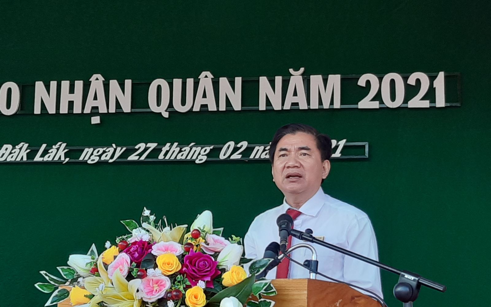 Đồng chí Trương Hoài Anh, Chủ tịch UBND huyện phát biểu căn dặn thanh niên trước lúc lên đường làm nhiệm vụ