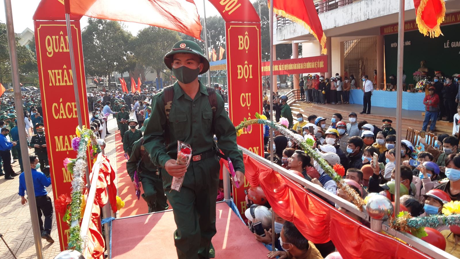 Thanh niên bước qua cầu vinh quang để về các đơn vị huấn luyện