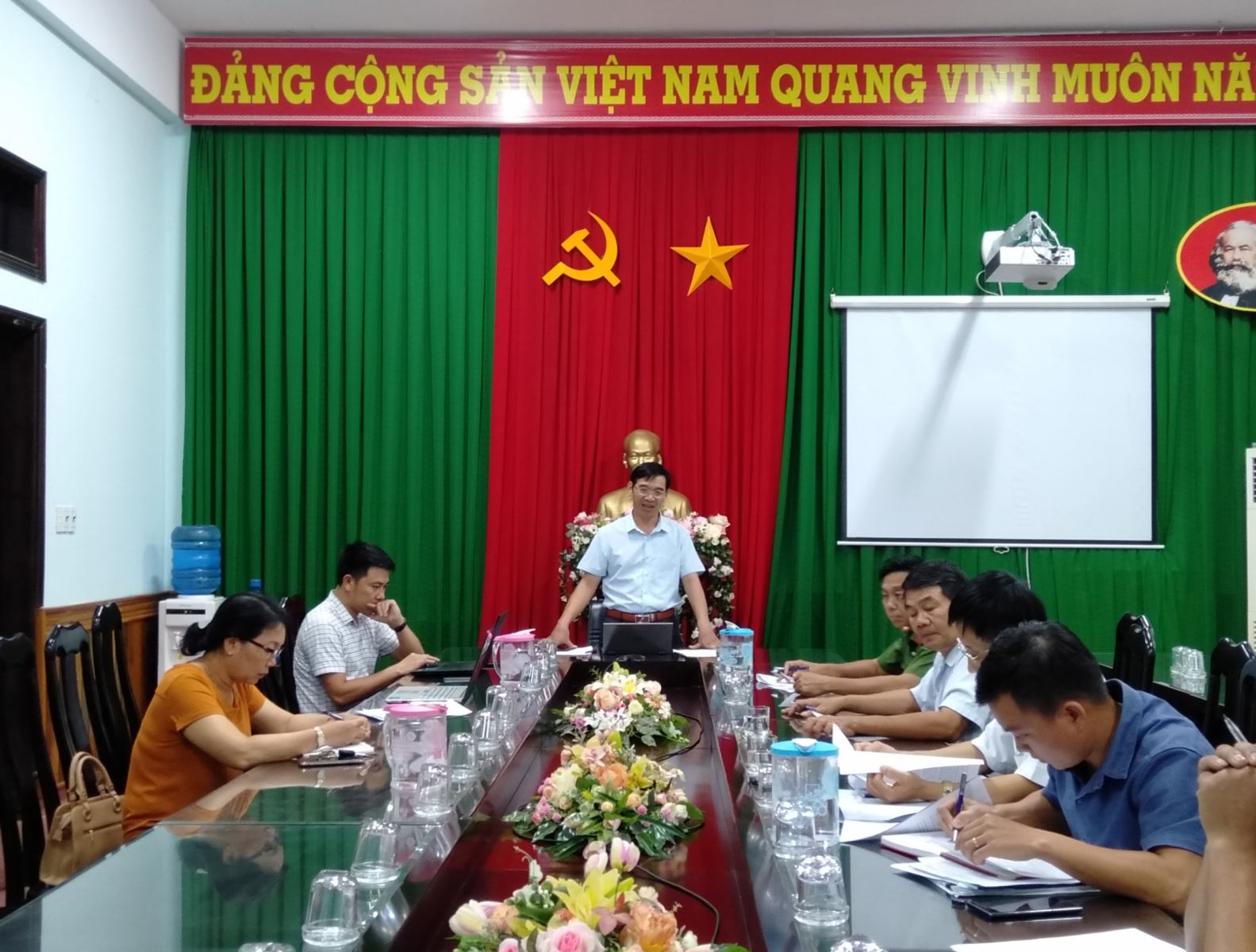 Ông Châu Văn lượm, Phó Chủ tịch UBND huyện phát biểu tại cuộc họp