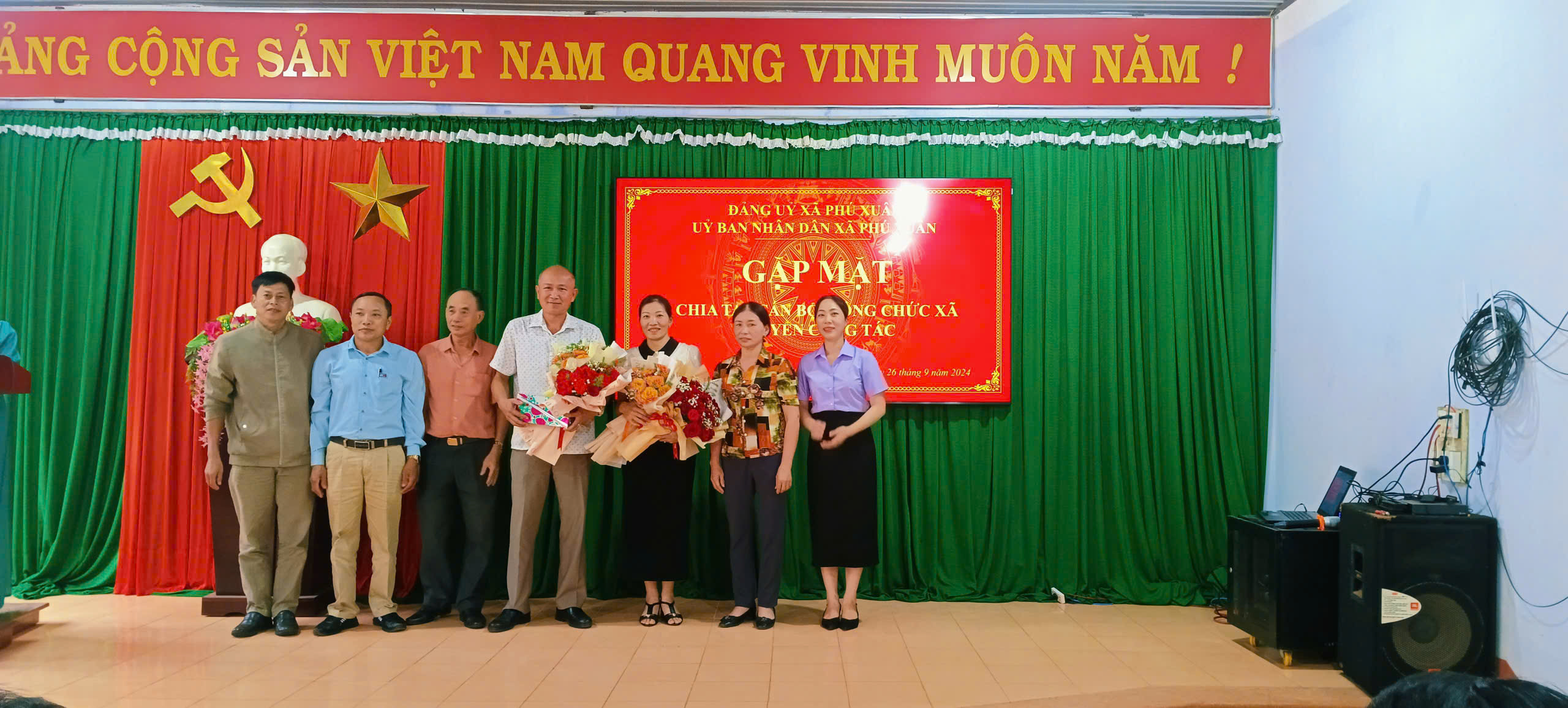 GẶP MẶT CHIA TAY CÁN BỘ, CÔNG CHỨC XÃ CHUYỂN CÔNG TÁC