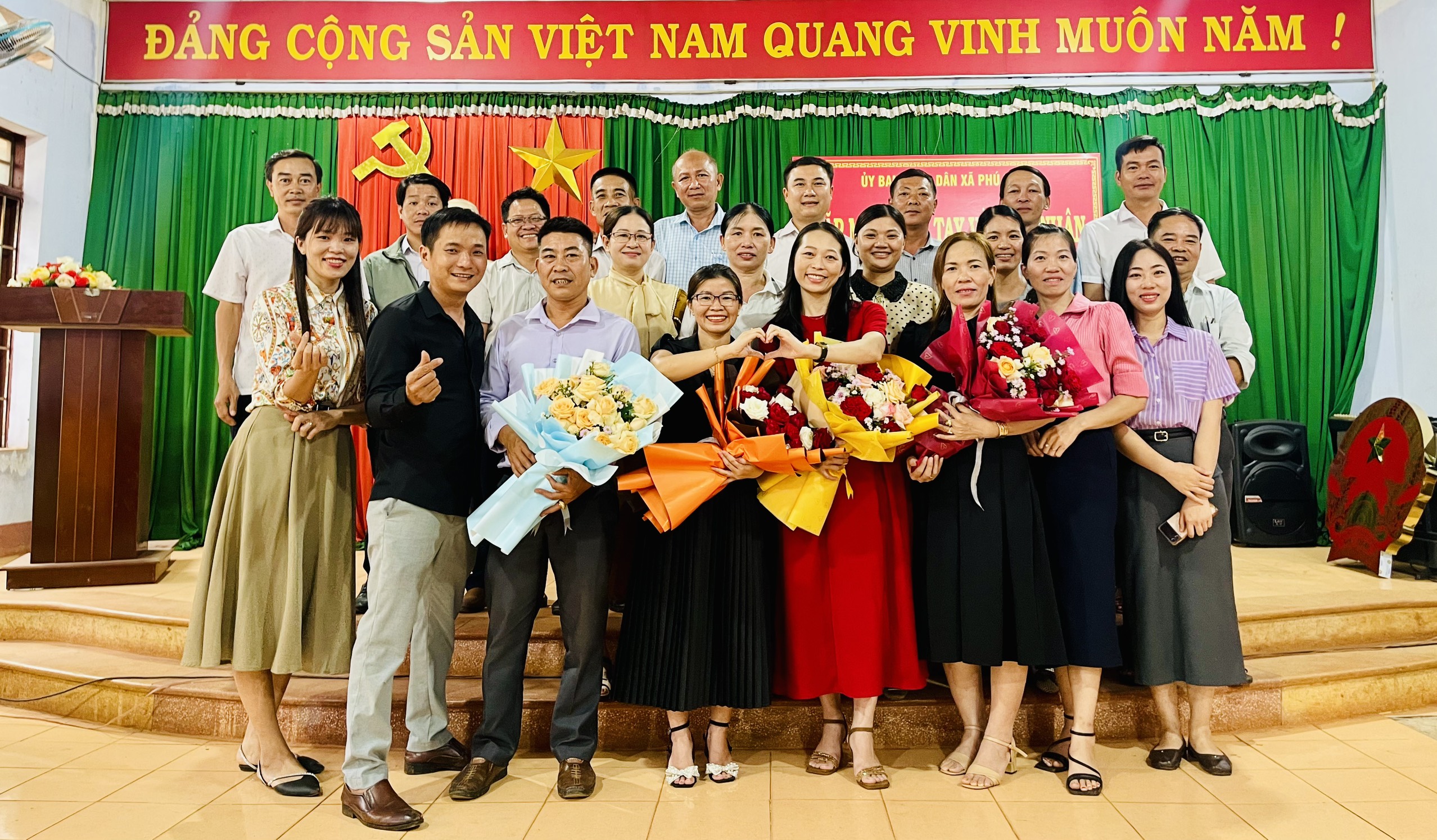 Gặp mặt chia tay và tiếp nhận công chức xã chuyển đổi vị trí công tác