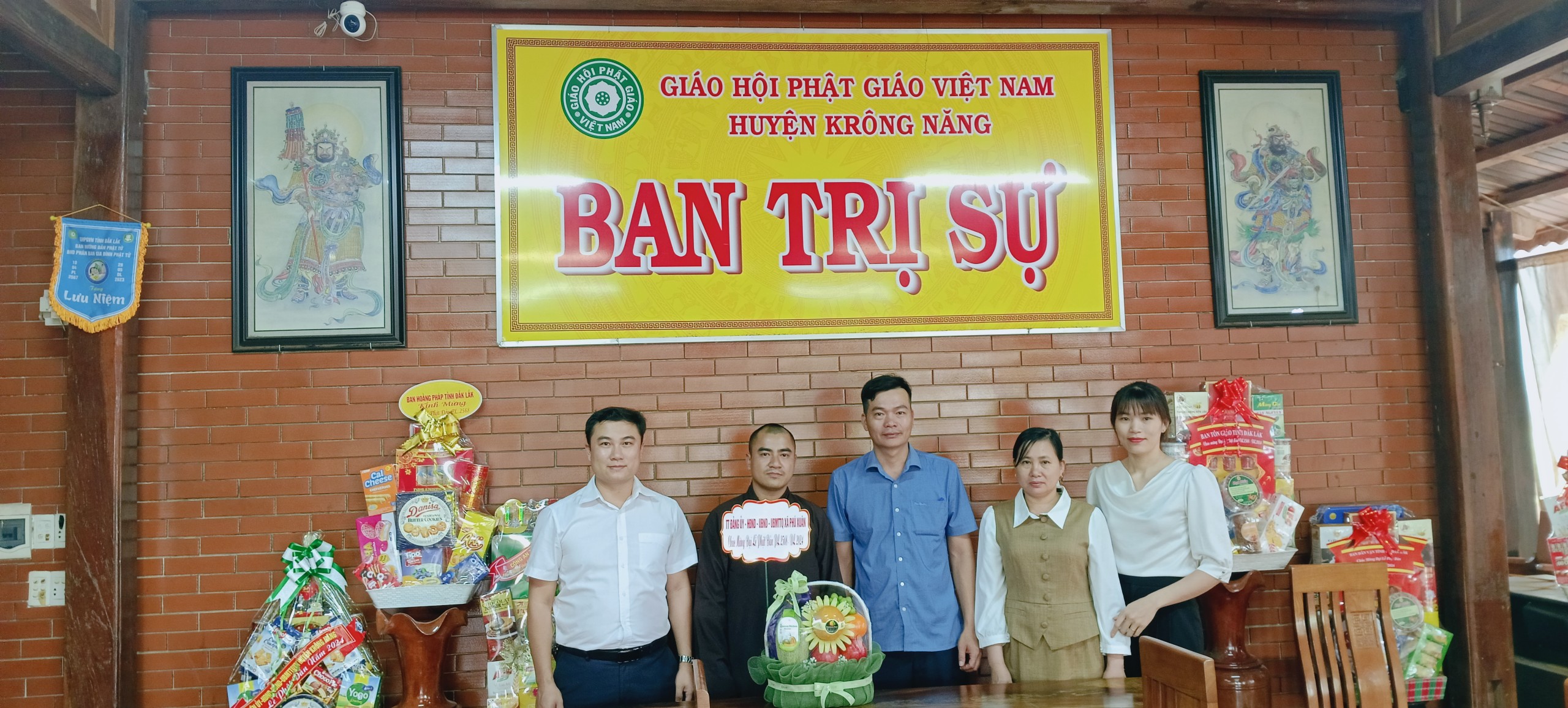 Thăm hỏi, tặng quà Chùa Kim Quang, xã Phú Xuân nhân dịp Đại lễ Phật đản PL 2568 - DL 2024