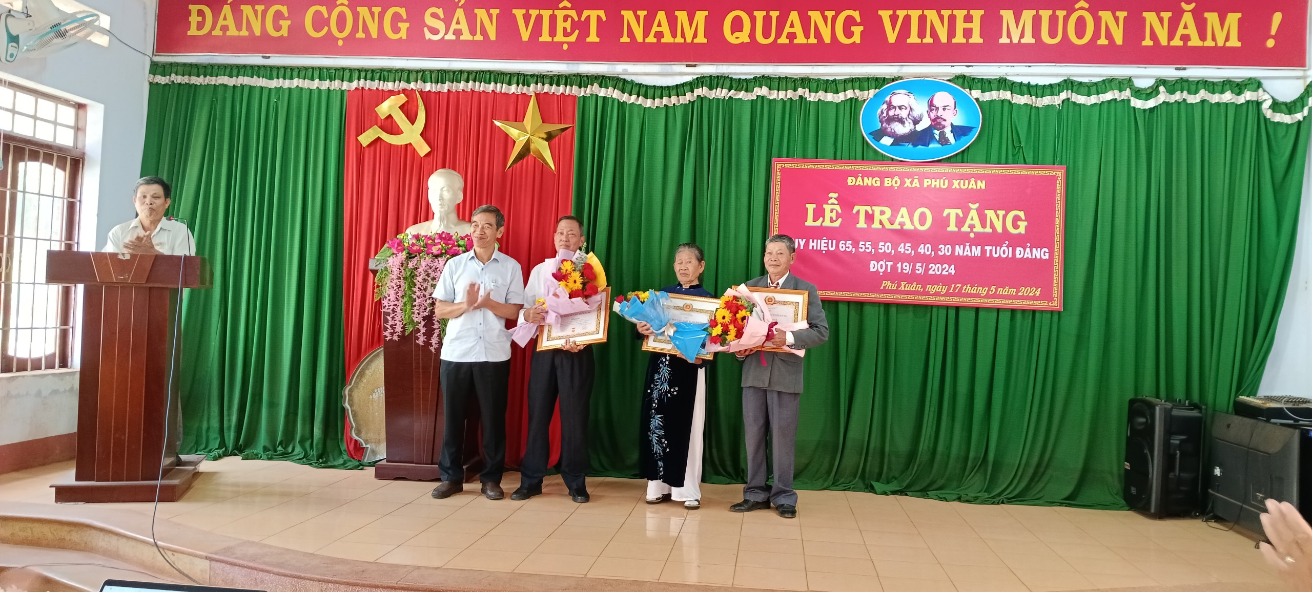 Đảng uỷ xã Phú Xuân tổ chức lễ Trao Huy hiệu 65, 55, 50, 45, 40, 30 năm tuổi Đảng đợt 19/5