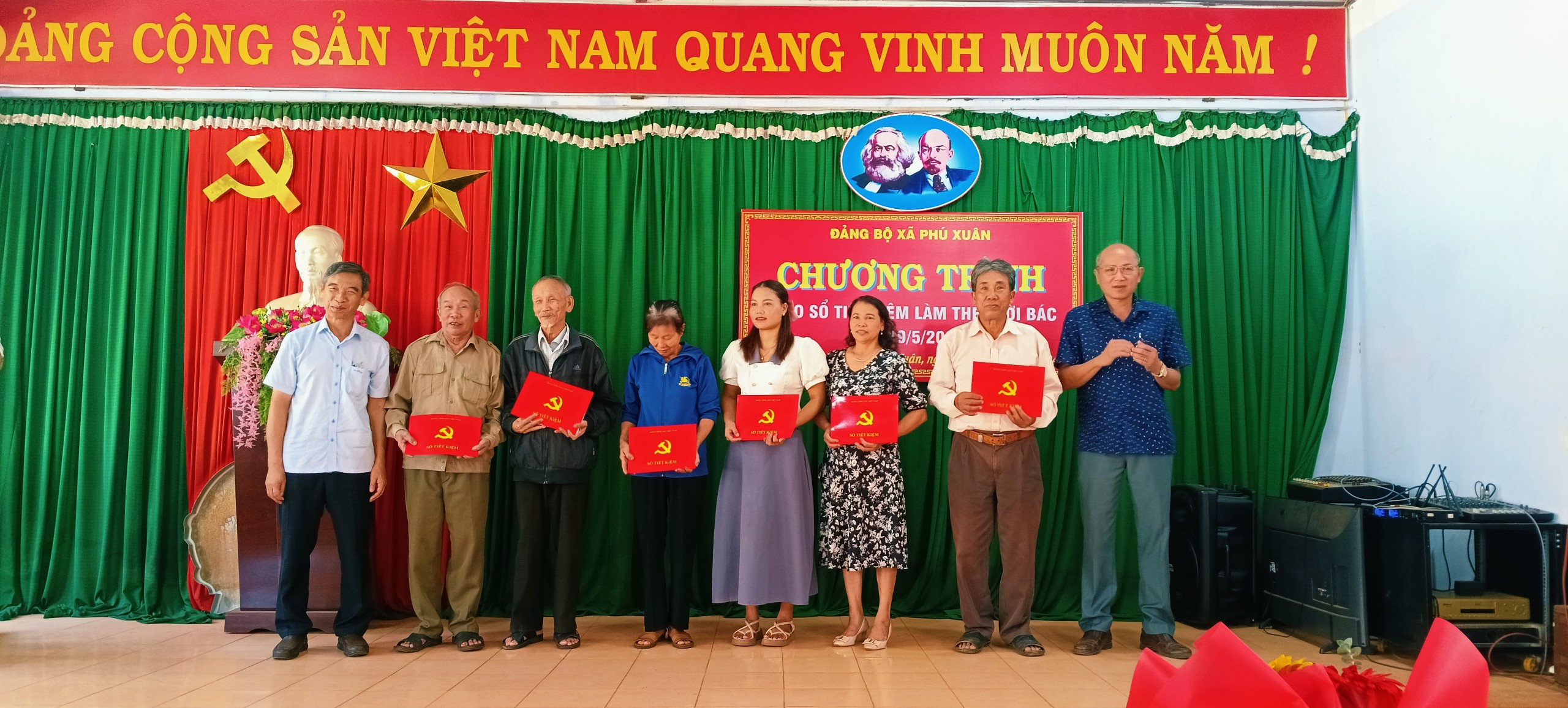 Đảng uỷ xã Phú Xuân trao Sổ Tiết kiệm "Làm theo lời Bác" đợt 2 năm 2024