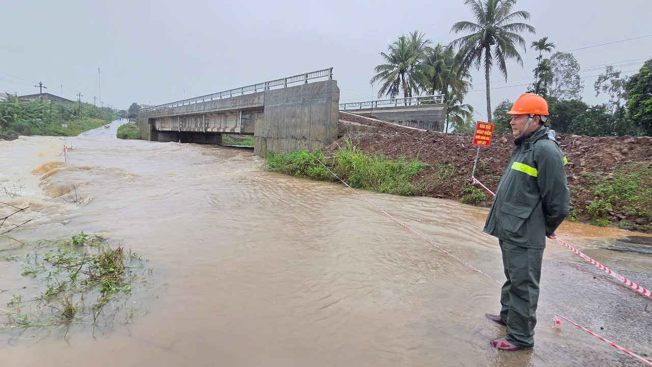 Trước diễn biến mưa lớn kéo dài trên địa bàn xã Phú Xuân, Hiện nay, do ảnh hưởng của diễn biến thời tiết bất thường, tình hình bão lũ đang diễn biến phức tạp và tiềm ẩn nhiều nguy cơ gây hại khôn lường trên địa bàn xã.