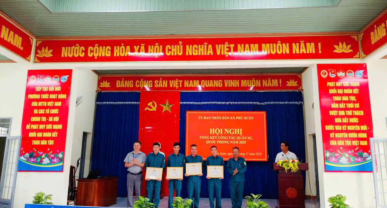 UBND XÃ PHÚ XUÂN TỔ CHỨC HỘI NGHỊ TỔNG KẾT CÔNG TÁC QUÂN SỰ QUỐC PHÒNG NĂM 2025