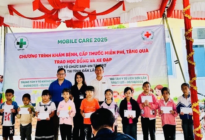 Chương trình Khám bệnh, cấp thuốc miễn phí, tặng quà cho người dân, trao tặng học bổng, xe đạp cho trẻ em nghèo có hoàn cảnh khó khăn tại xã Phú xuân