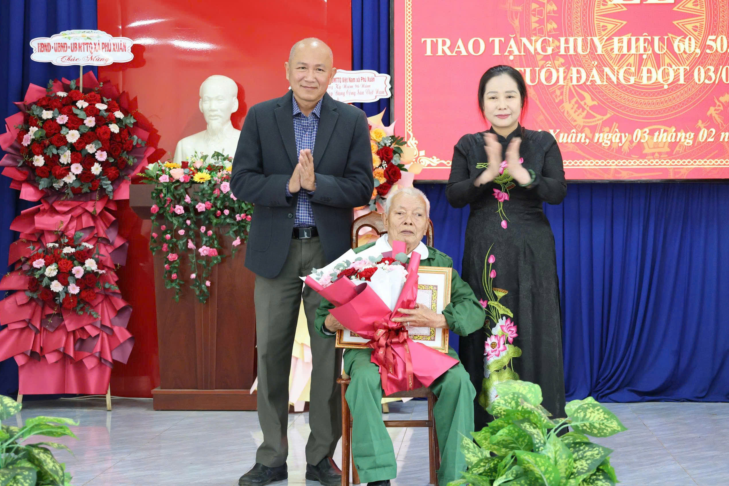 Đảng ủy xã Phú Xuân trao tặng Huy hiệu Đảng đợt 03/02.