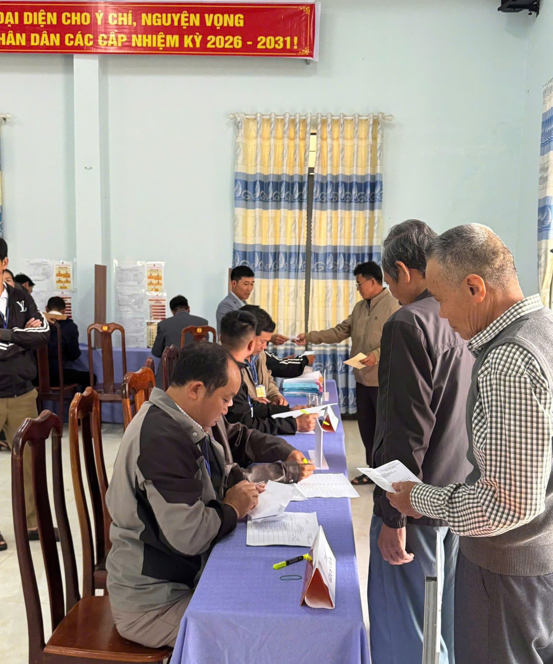 Cử tri điểm bầu cử số 13 xã Phú Xuân nô nức đi bầu cử