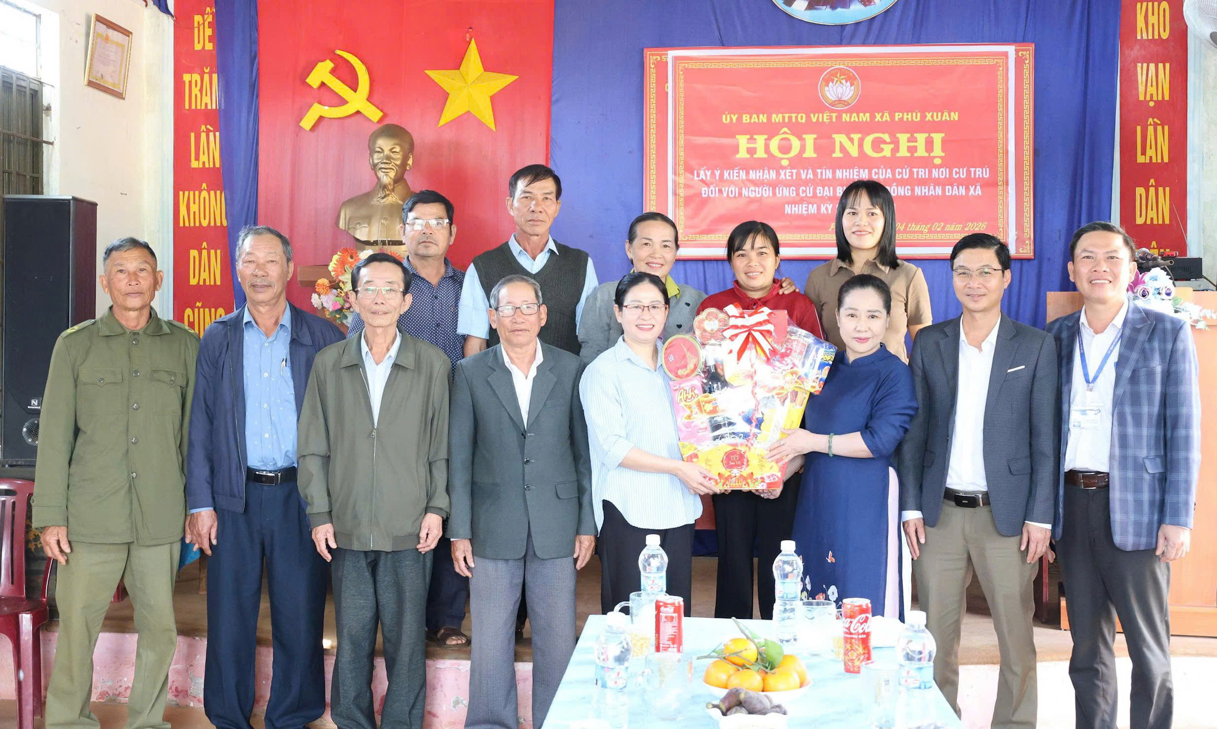 Đoàn công tác của Đảng ủy, HĐND, UBND, UBMTTQ Việt Nam xã Phú Xuân thăm chúc Tết các thôn, nguyên lãnh đạo địa phương, gia đình chính sách, người có công, cơ sở tôn giáo.