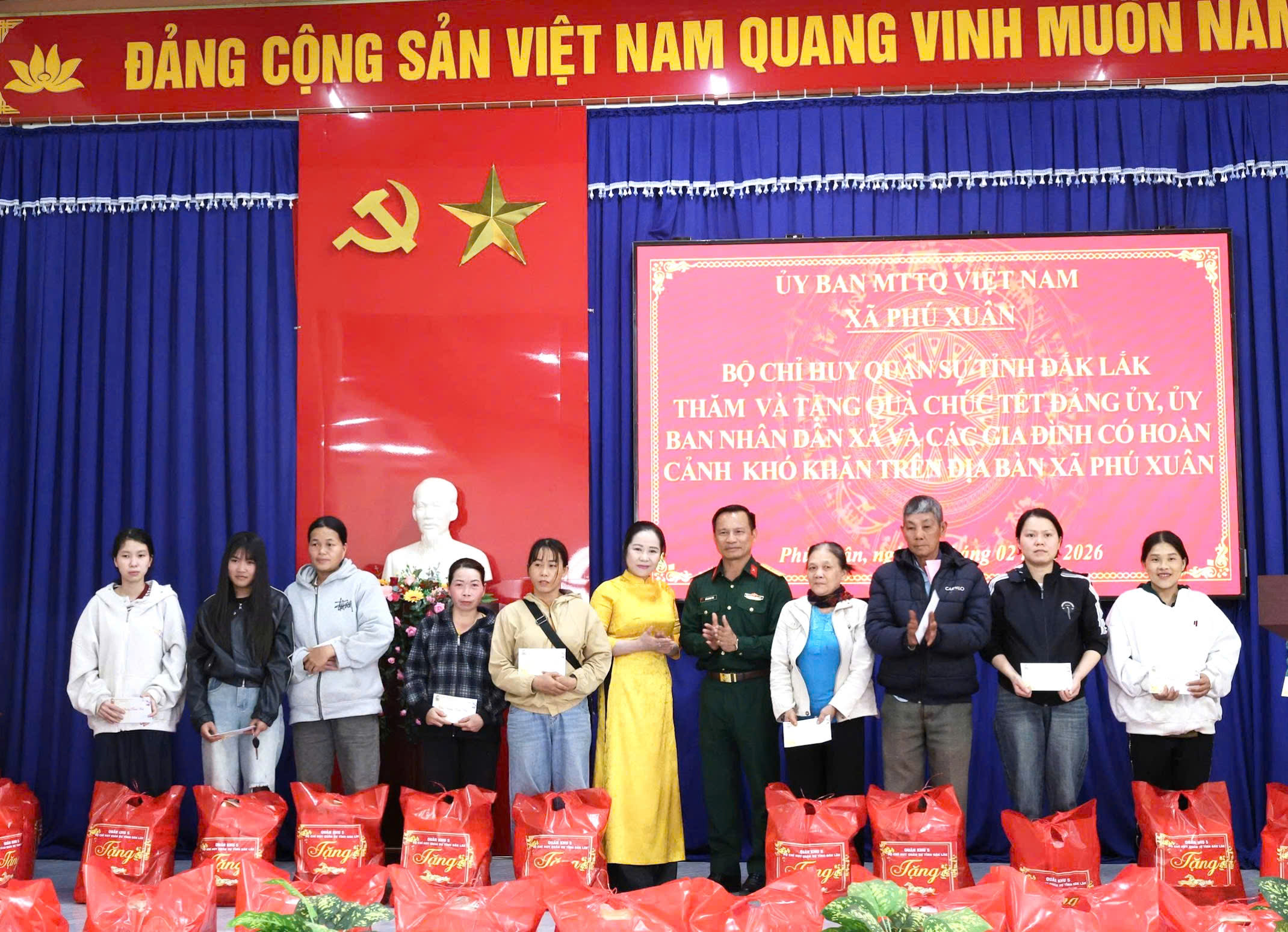 Bộ Chỉ huy Quân sự tỉnh và Ban Chỉ huy Phòng thủ khu vực 2 Krông Búk thăm, chúc Tết xã Phú Xuân và nhân dân địa phương.