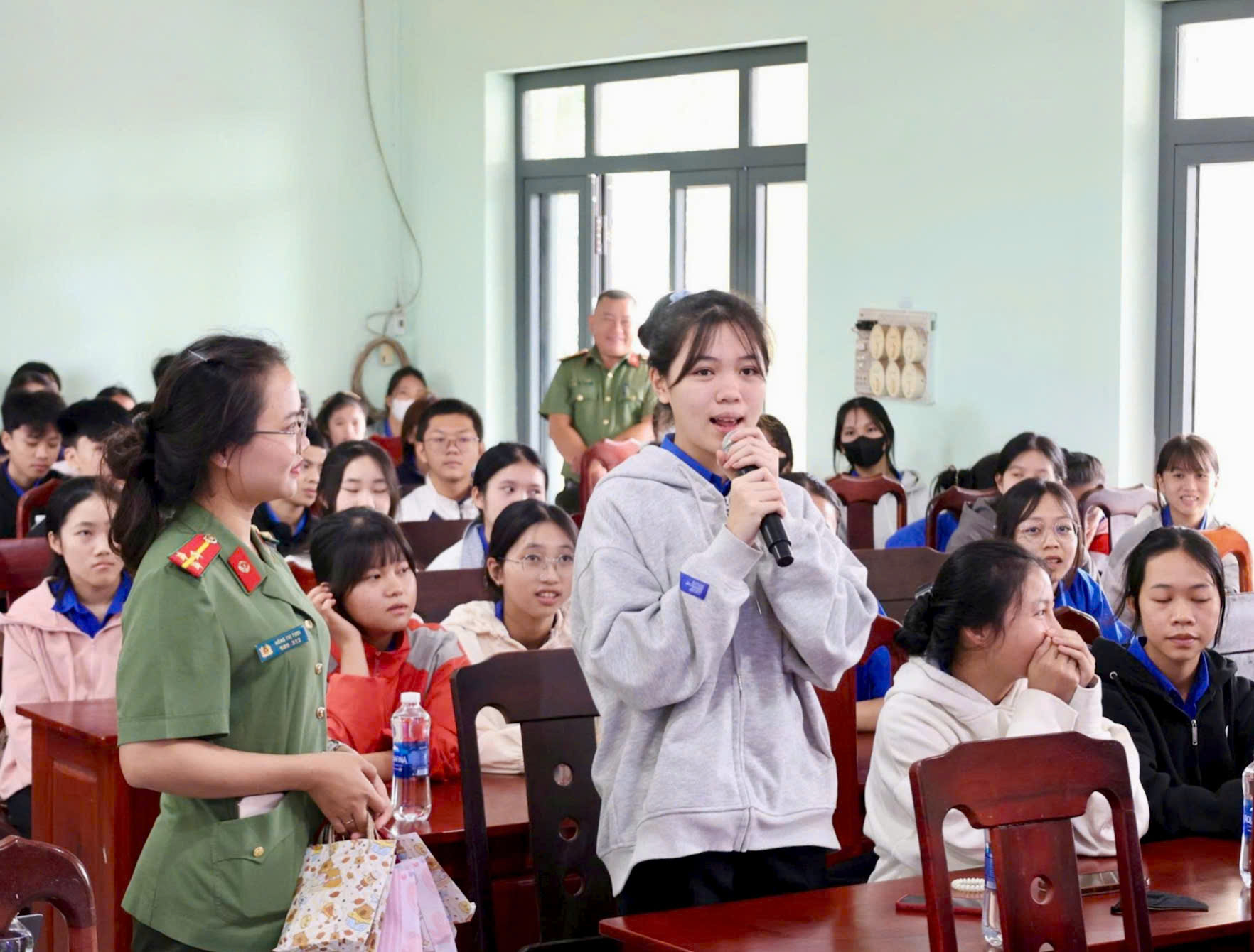 Phú Xuân tổ chức “Ngày hội toàn dân bảo vệ an ninh Tổ quốc” năm 2026 tại Trường THPT Lý Tự Trọng.