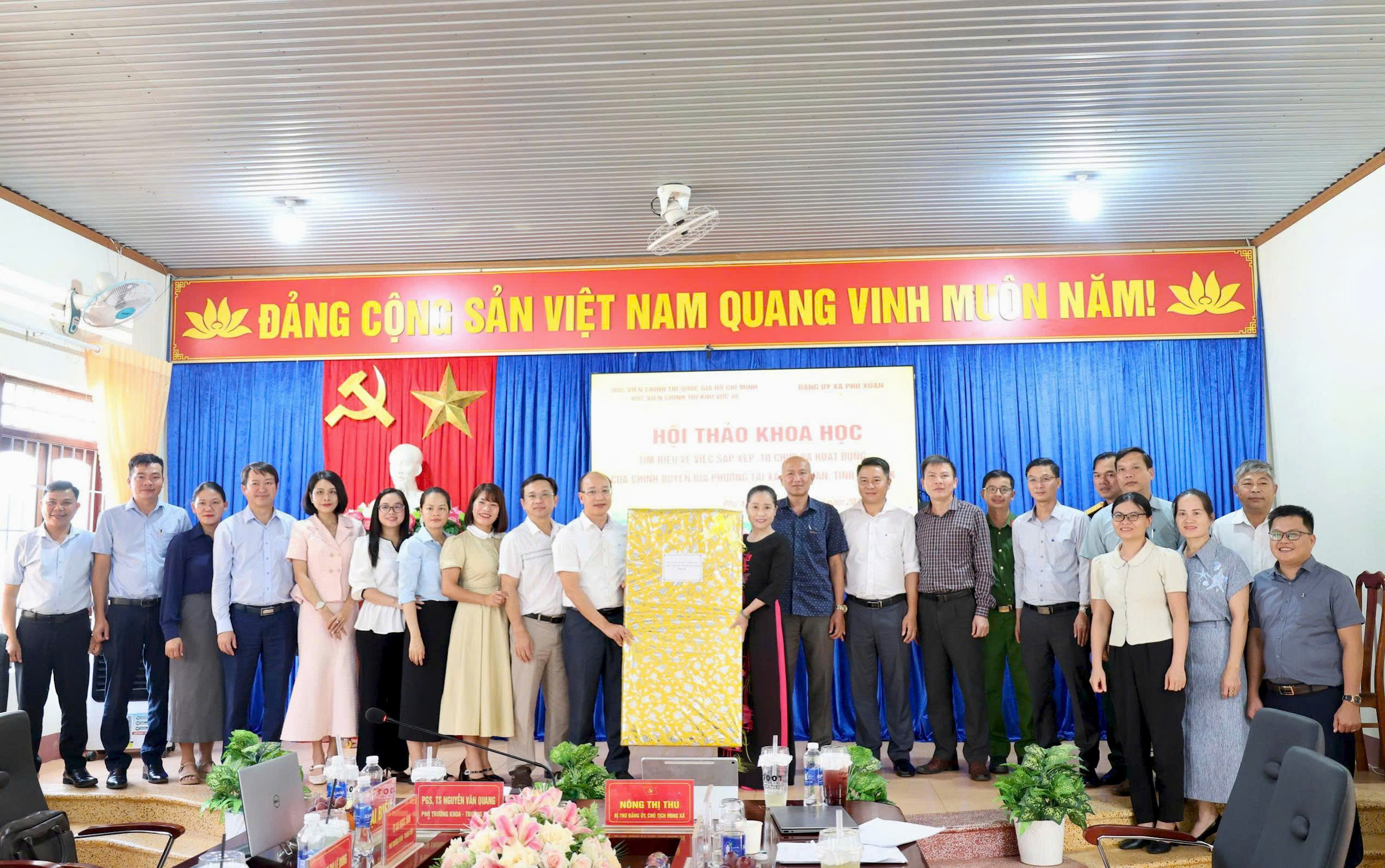 Đoàn công tác học viện chính trị khu vực III nghiên cứu thực tế về mô hình chính quyền địa phương 2 cấp tại xã Phú Xuân.