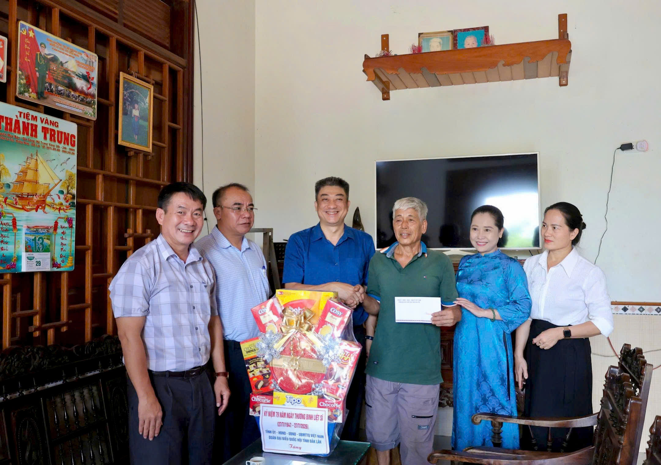 Đoàn lãnh đạo HĐND tỉnh Đắk Lắk thăm, tặng quà người có công với cách mạng tiêu biểu tại xã Phú Xuân.