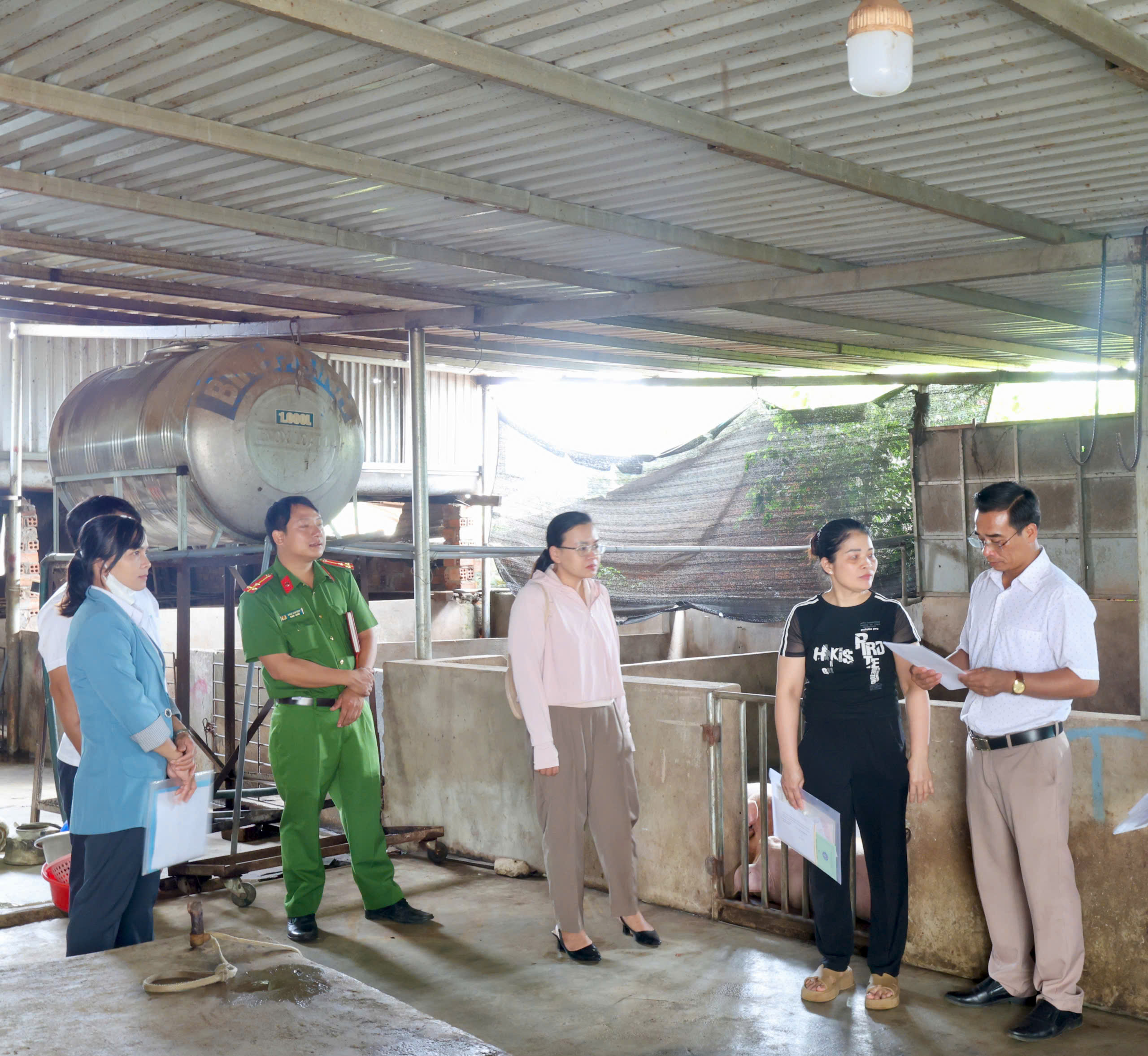Xã Phú Xuân kiểm tra công tác quản lý hoạt động giết mổ, bảo đảm an toàn dịch bệnh và an toàn thực phẩm.