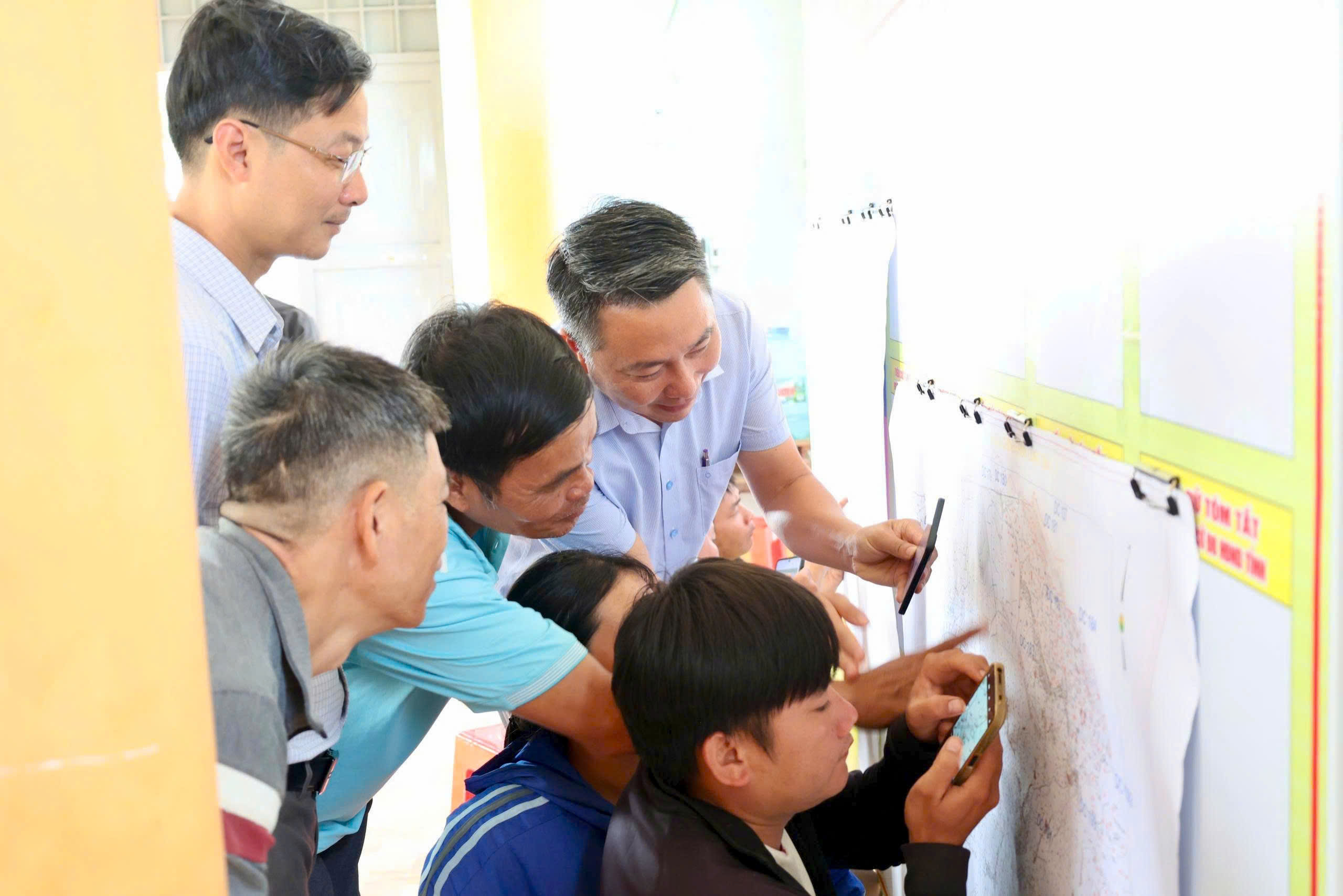 Lãnh đạo UBND xã Phú Xuân kiểm tra, động viên tác tổ thực hiện thu thập dữ liệu đất đai tại các thôn trên địa bàn.