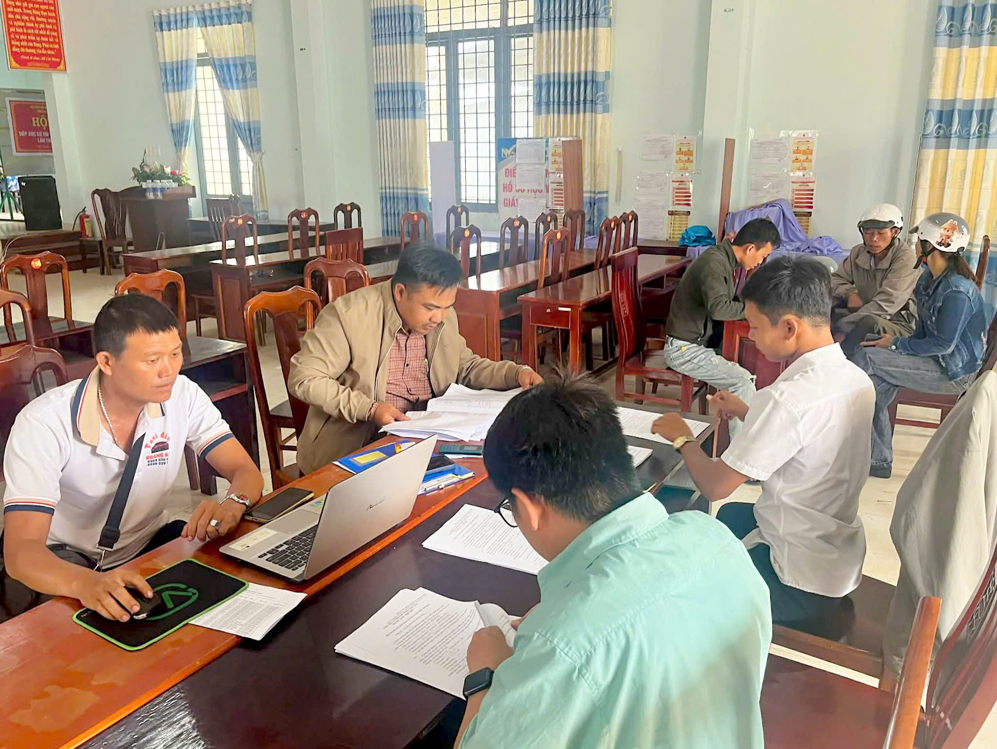 Xã Phú Xuân tăng cường công tác thu thập dữ liệu đất đai tại các thôn trên địa bàn.