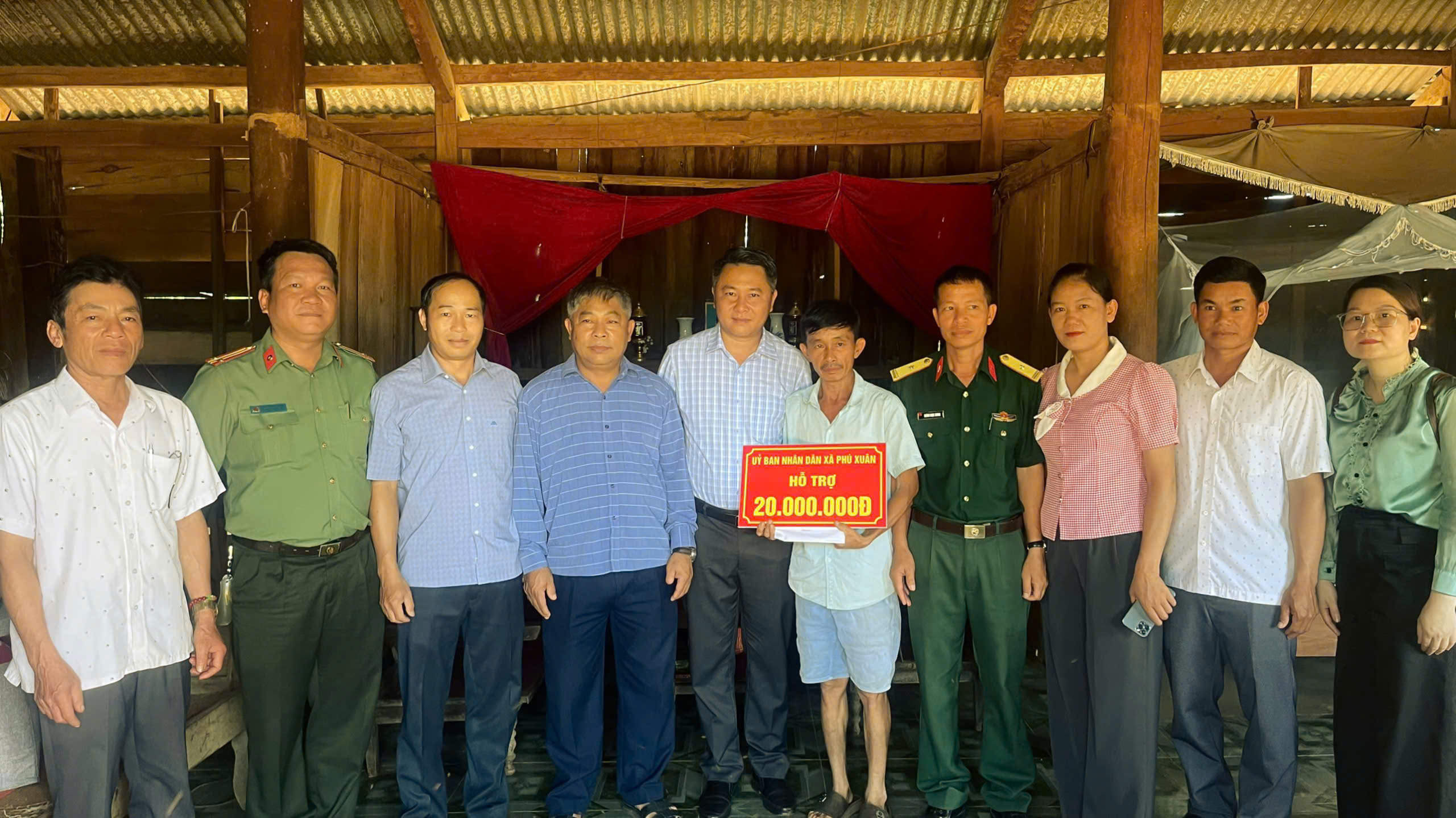 UBND xã Phú Xuân trao hỗ trợ kinh phí sửa chữa nhà ở cho các hộ dân bị thiệt hại do giông lốc.