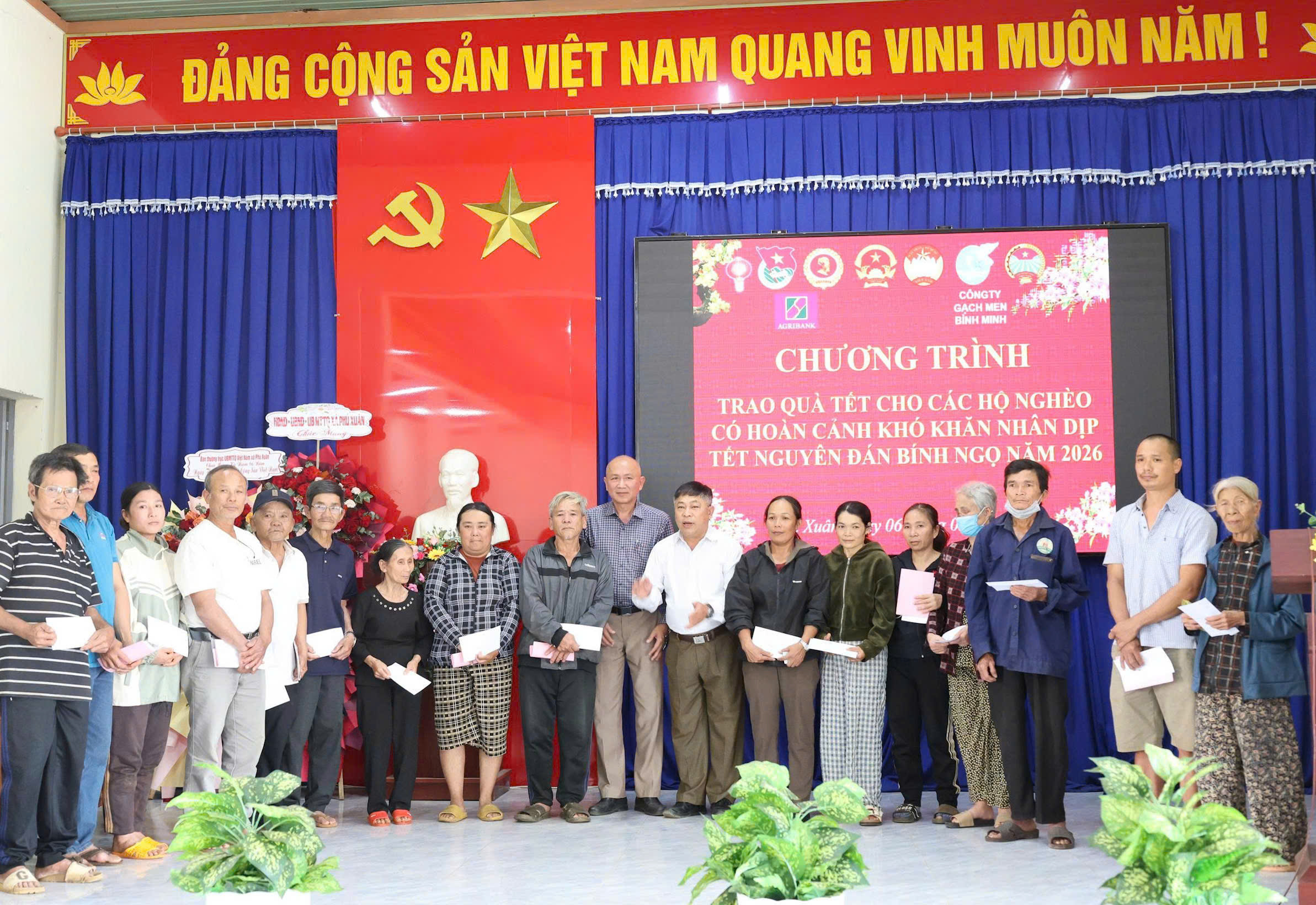 UBMTTQ Việt Nam xã Phú Xuân phối hợp với các mạnh thường quân trao quà Tết cho hộ nghèo có hoàn cảnh khó khăn nhân dịp tết Nguyên đán Bính Ngọ 2026