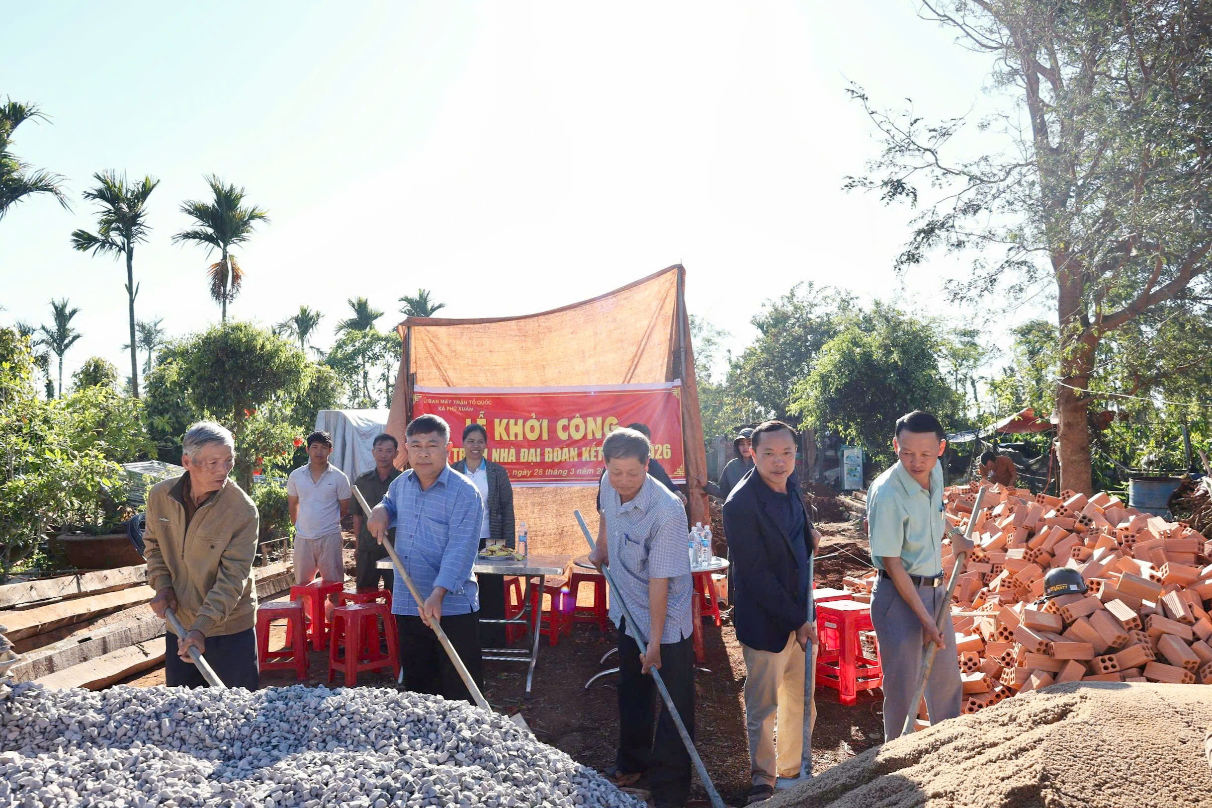 UBMTTQVN xã Phú Xuân khởi công xây dựng nhà Đại đoàn kết.