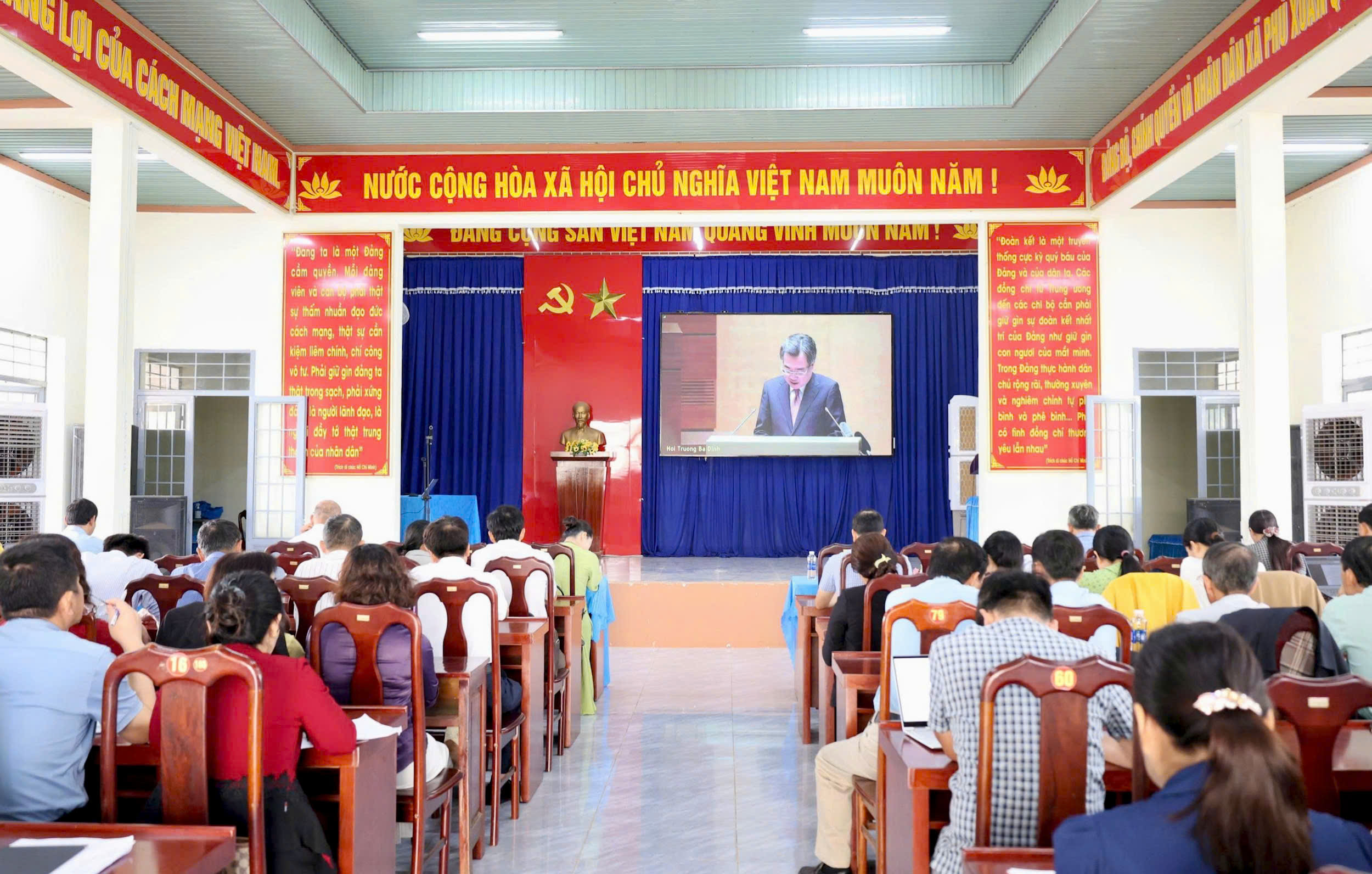 Xã Phú Xuân tham dự Hội nghị toàn quốc quán triệt, triển khai thực hiện Nghị quyết Hội nghị lần thứ ba Ban Chấp hành Trung ương Đảng khóa XIV.