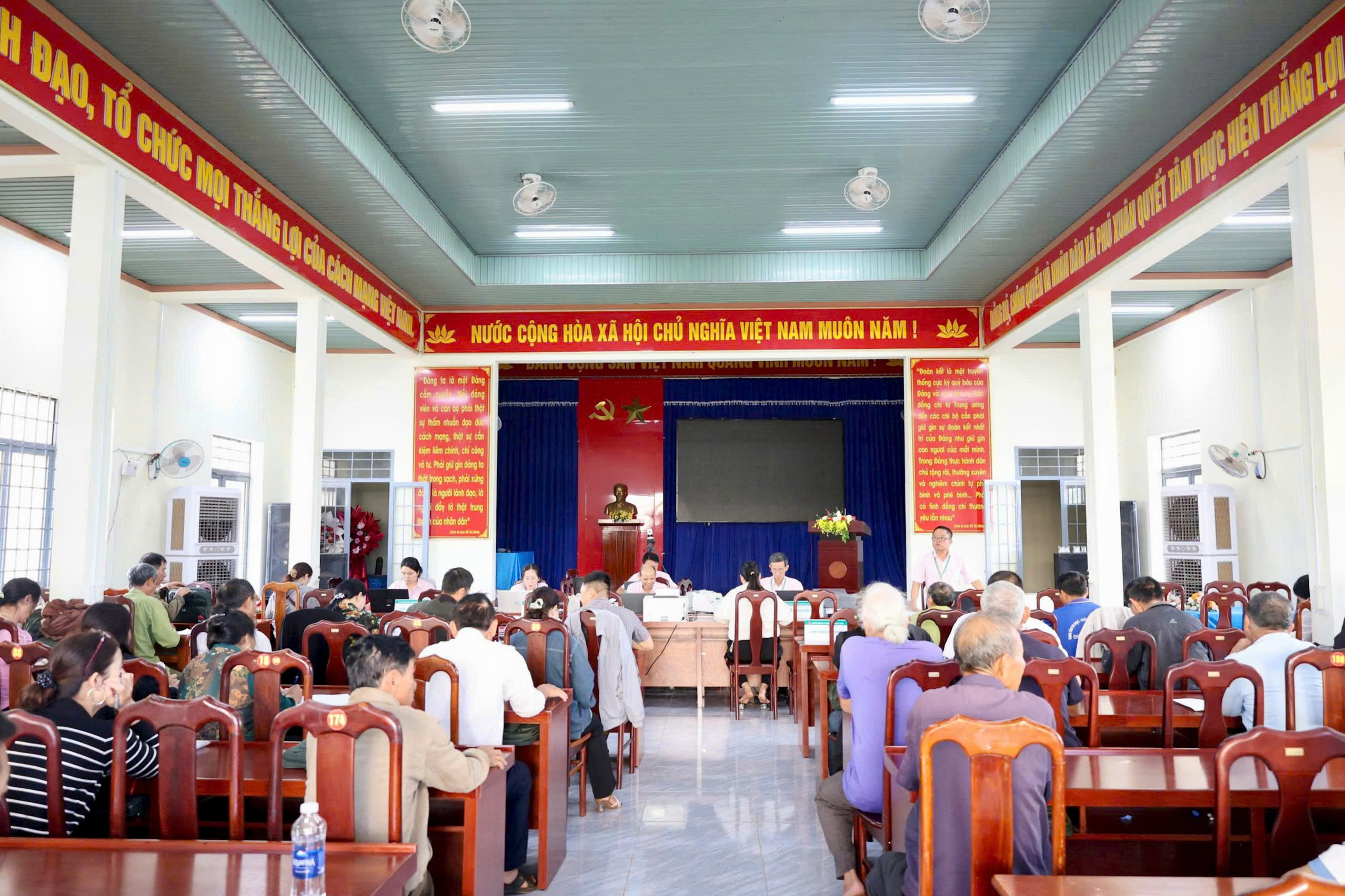 NHCSXH KRÔNG NĂNG GIẢI NGÂN CÁC NGUỒN VỐN TÍN DỤNG CHÍNH SÁCH TRÊN ĐỊA BÀN XÃ PHÚ XUÂN.