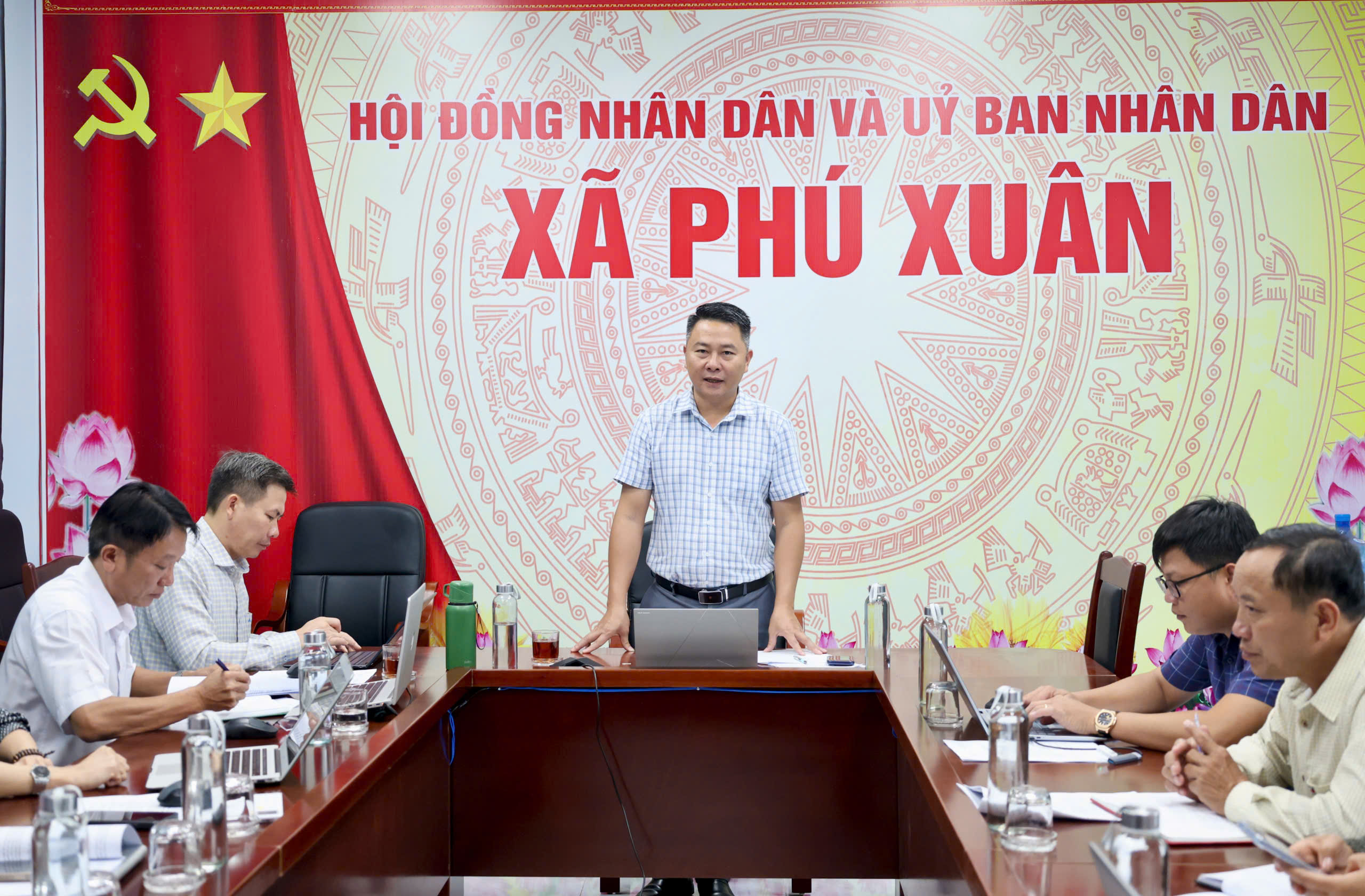Ban đại diện Hội đồng quản trị Ngân hàng Chính sách xã hội xã Phú Xuân sơ kết hoạt động tín dụng chính sách quý II năm 2026.