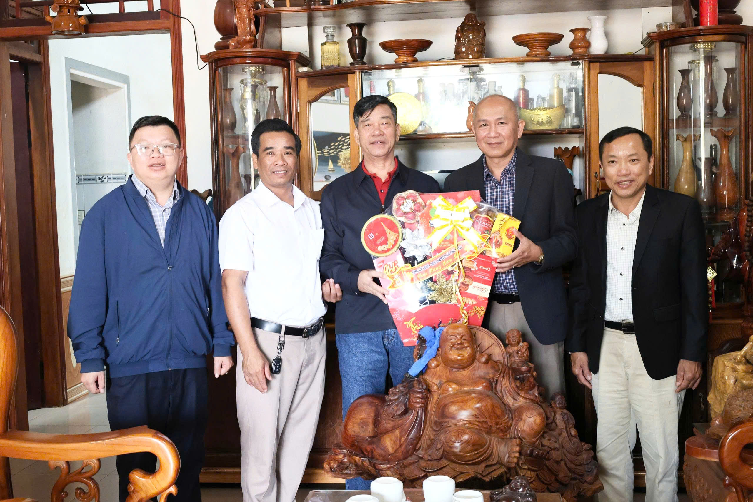 Đoàn công tác Đảng ủy, HĐND, UBND, Ủy ban MTTQ VN xã Phú Xuân thăm, chúc Tết các thôn, nguyên lãnh đạo địa phương, gia đình chính sách, người có công và cơ sở tôn giáo.