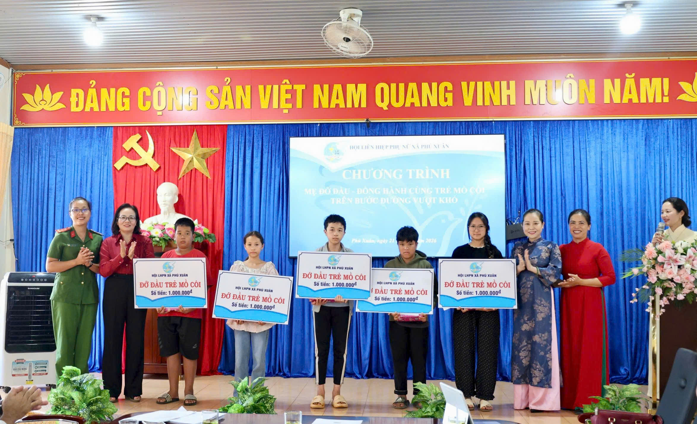 Hội LHPN xã Phú Xuân tổ chức chương trình Mẹ đỡ đầu - Đồng hành cùng trẻ mồ côi.