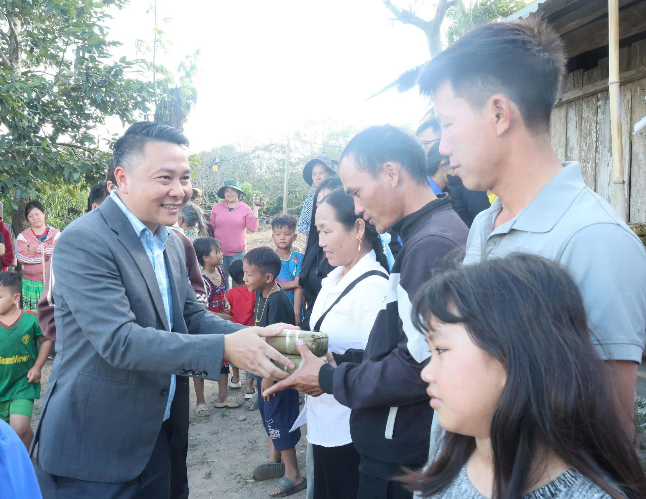 UBND xã Phú Xuân tổ chức Chương trình gói bánh chưng xanh “Xuân về với Thôn Giang Đông”.