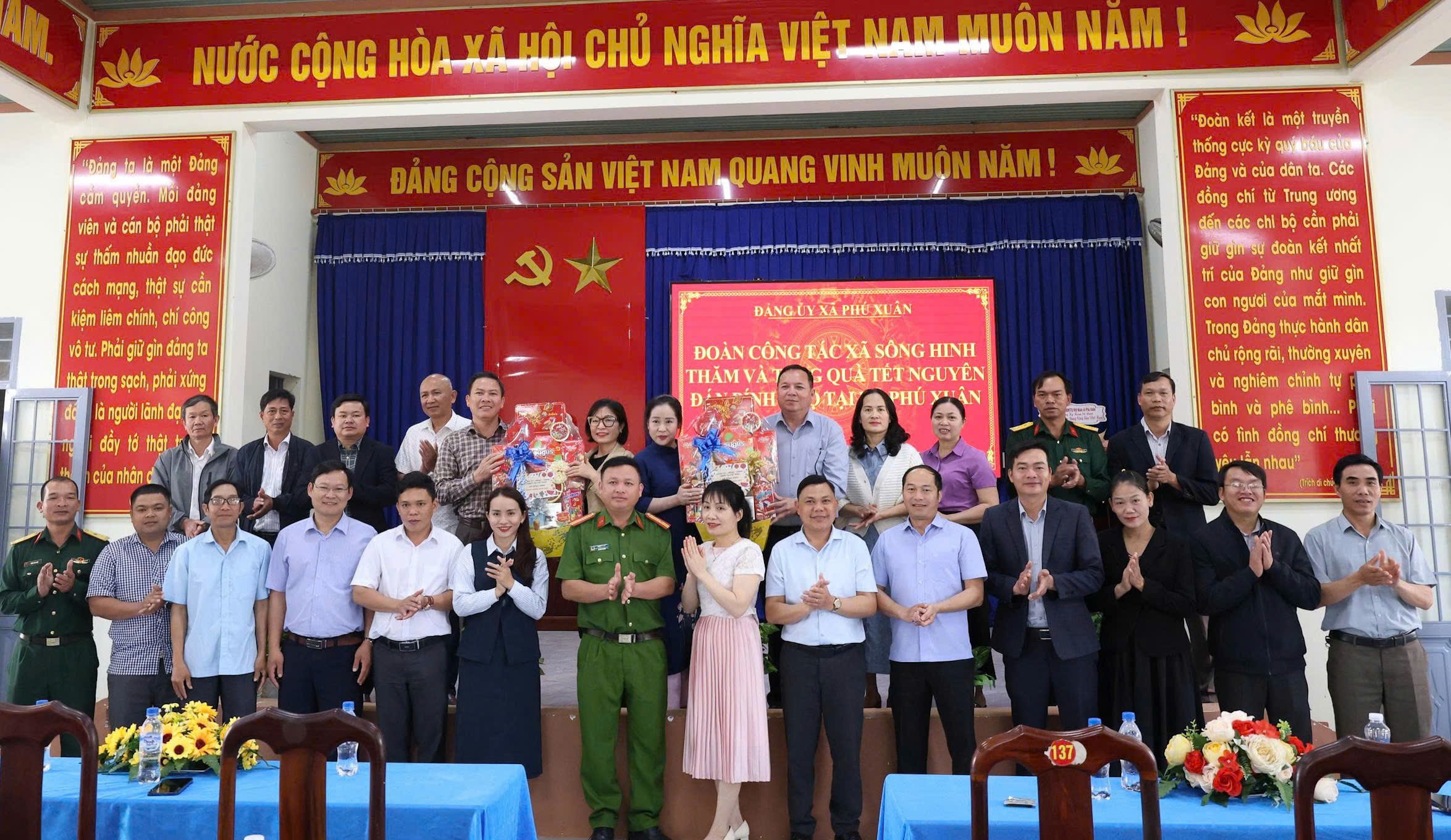 Xã Sông Hinh, tỉnh Đăk Lăk thăm, chúc tết và tặng quà đơn vị kết nghĩa xã Phú Xuân.