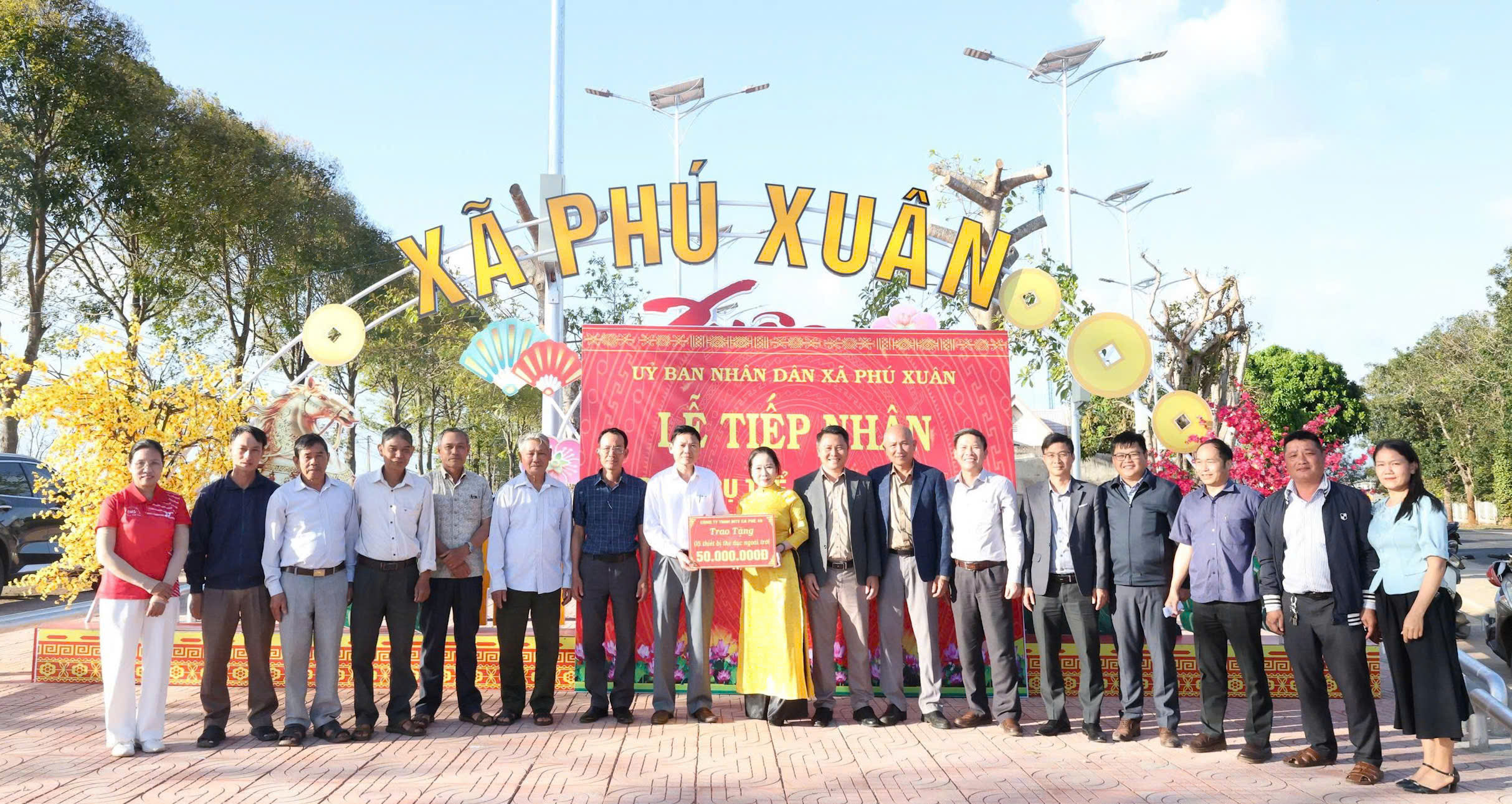 UBND xã Phú Xuân tổ chức lễ tiếp nhận dụng cụ thể dục ngoài trời