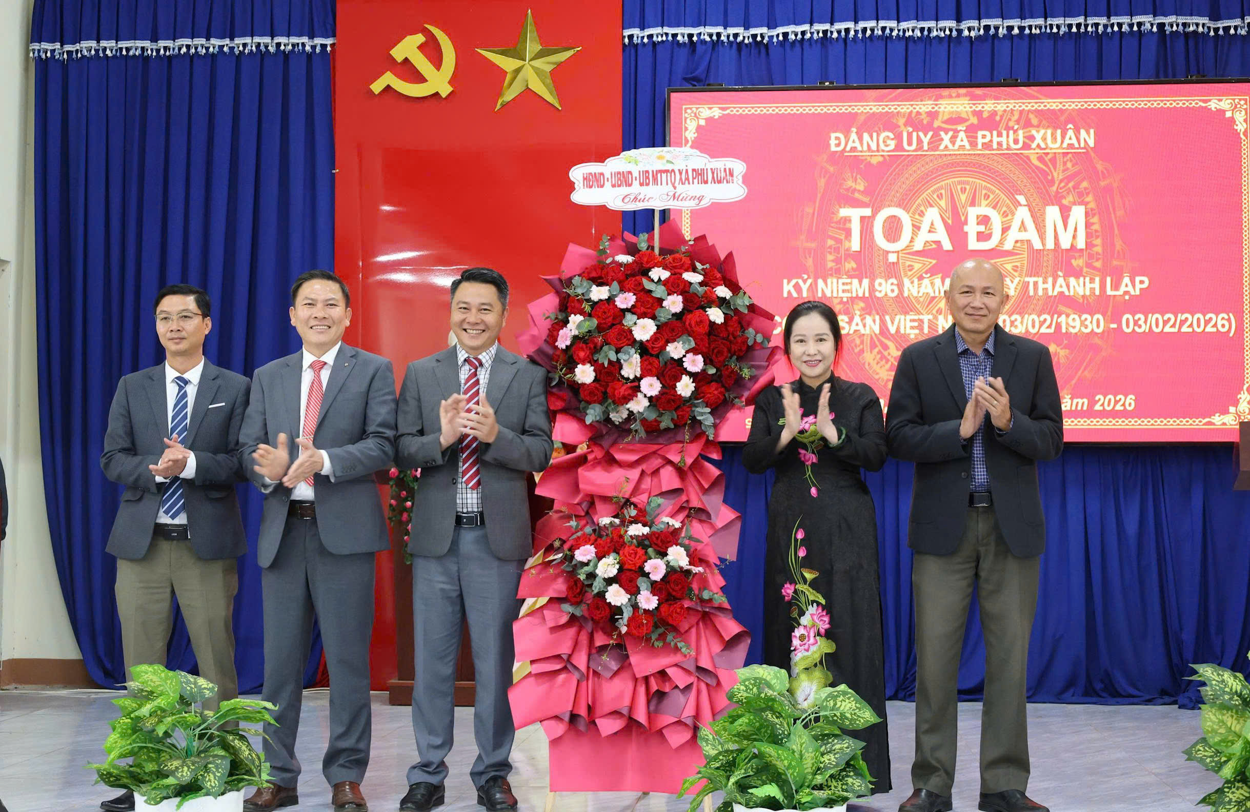 Tọa đàm kỷ niệm 96 năm ngày thành lập Đảng cộng sản Việt Nam và trao sổ tiết kiệm từ chương trình làm theo lời Bác.