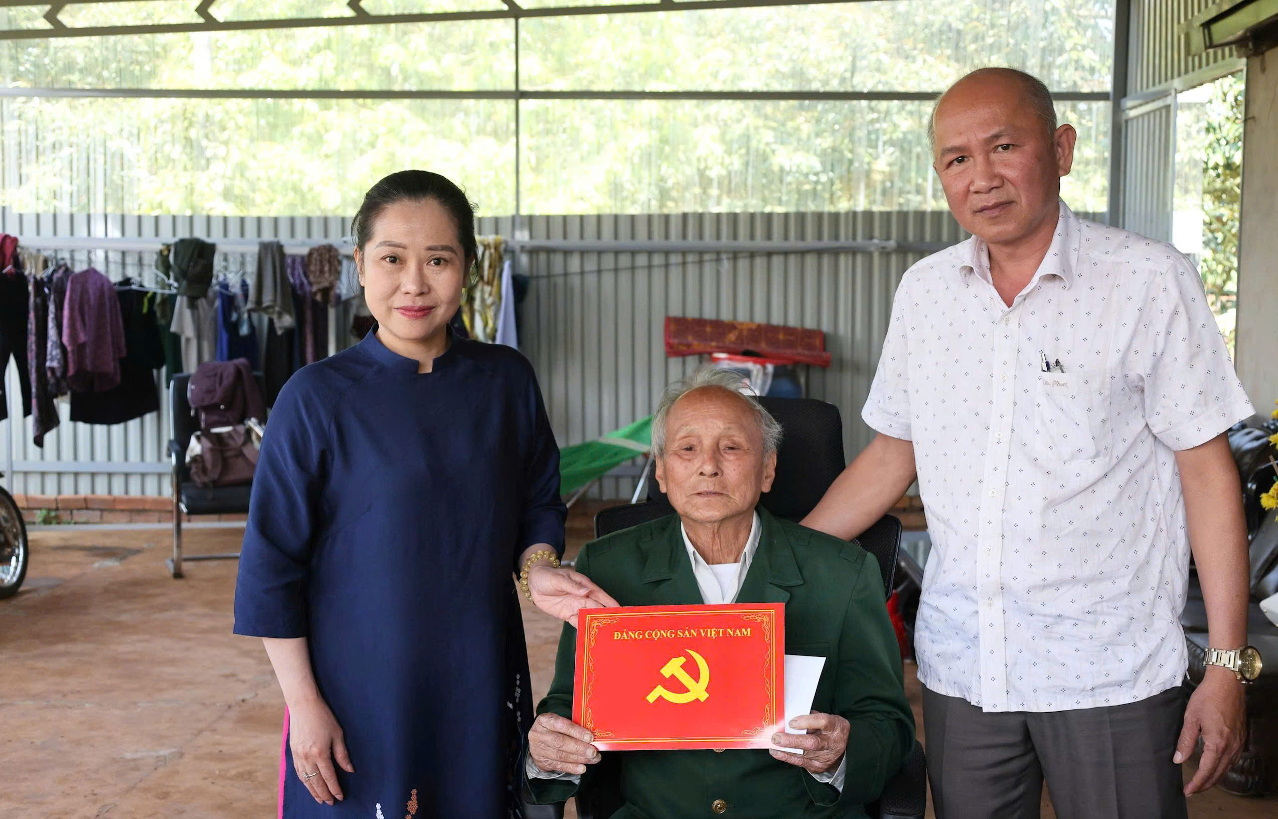 Đảng ủy xã trao tặng sổ tiết kiệm cho đảng viên có hoàn cảnh khó khăn theo chương trình “Tiết kiệm làm theo lời Bác”.