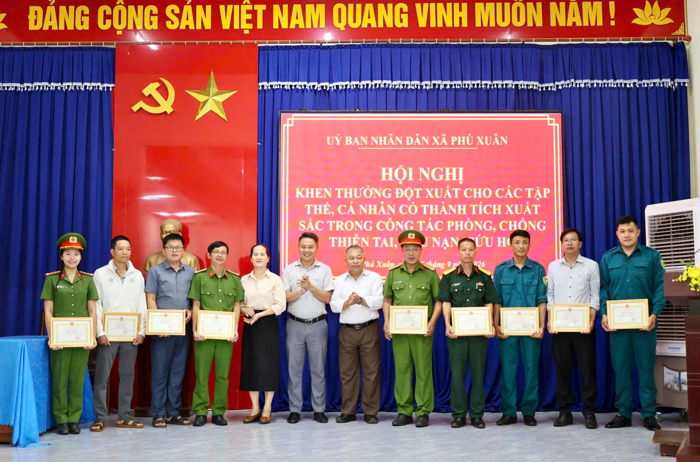 UBND xã Phú Xuân khen thưởng đột xuất các tập thể, cá nhân có thành tích xuất sắc trong phòng, chống thiên tai, cứu hộ, cứu nạn.