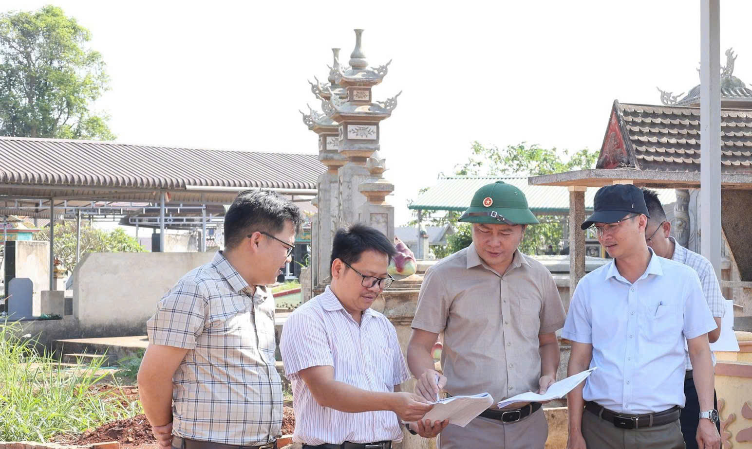 UBND xã Phú Xuân kiểm tra, rà soát quỹ đất nghĩa trang, nghĩa địa trên địa bàn.