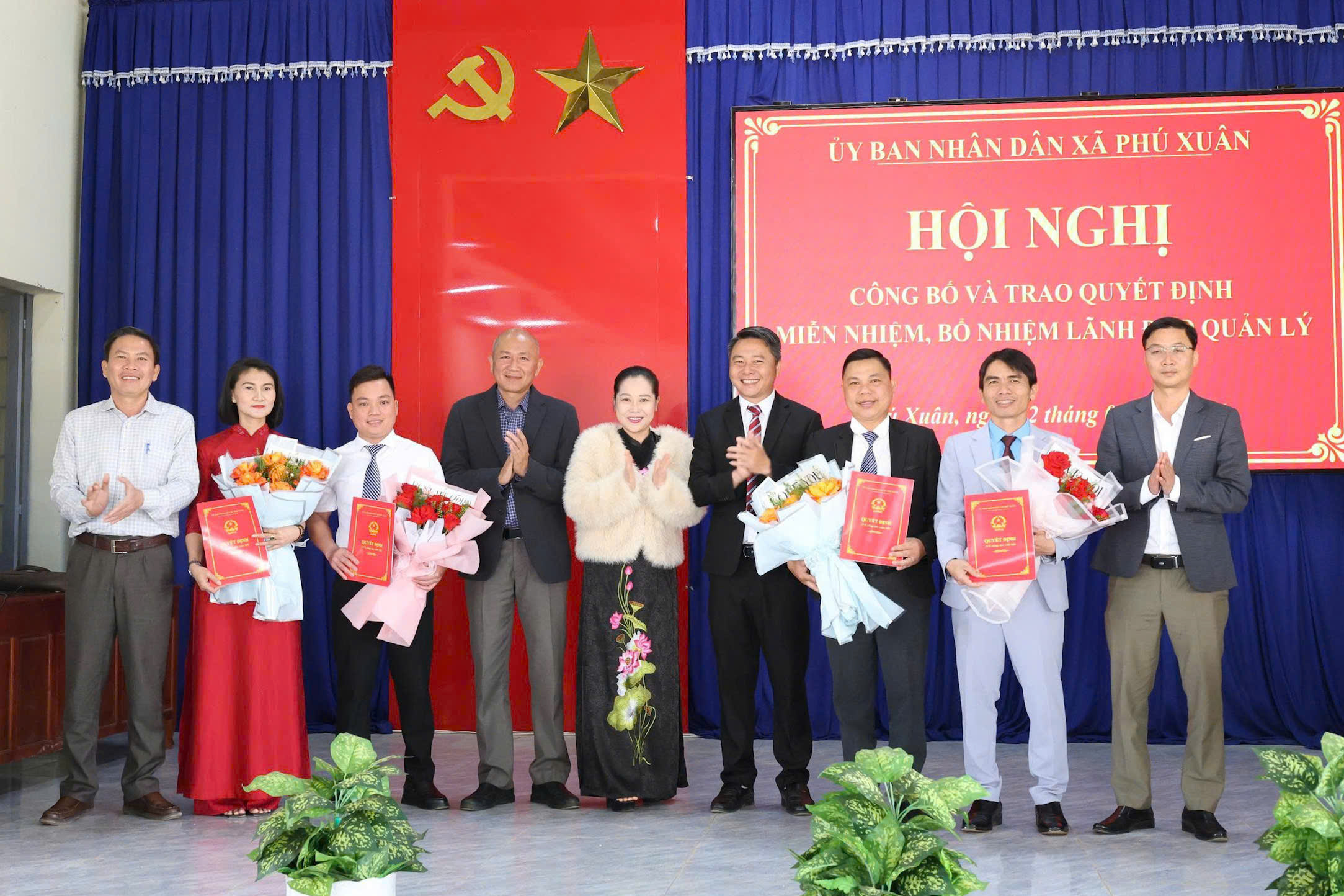 UBND xã Phú Xuân tổ chức Hội nghị công bố và trao Quyết định miễn nhiệm, bổ nhiệm lãnh đạo quản lý.