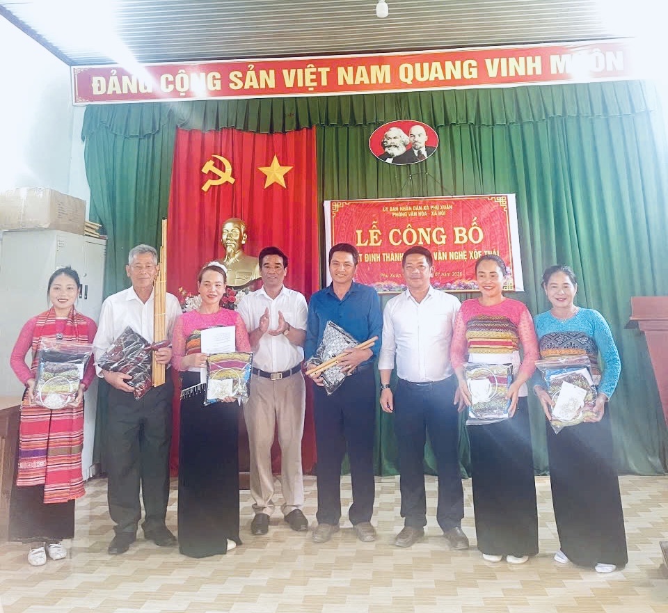 Tổ chức Lễ công bố Quyết định thành lập Đội văn nghệ Xòe Thái, nhằm bảo tồn, phát huy giá trị văn hóa truyền thống dân tộc Thái, góp phần làm phong phú đời sống văn hóa tinh thần của Nhân dân và thúc đẩy phát triển du lịch địa phương.