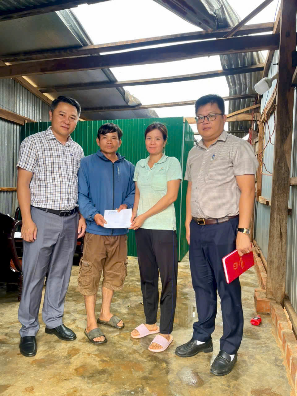 Lãnh đạo UBND xã Phú Xuân chỉ đạo hỗ trợ khắc phục các hộ dân bị thiệt hại do mưa giông, lốc xoáy.