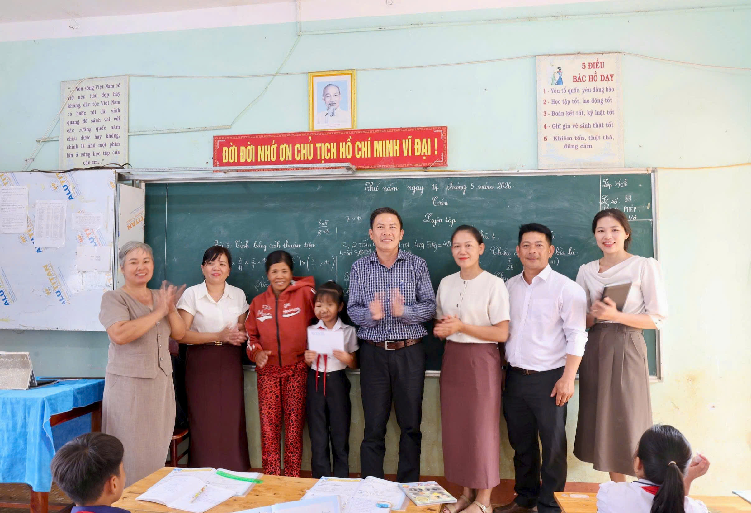 Lãnh đạo xã Phú Xuân thăm hỏi, động viên em Nguyễn Ngọc Bảo Châu mắc bệnh u xơ thần kinh.