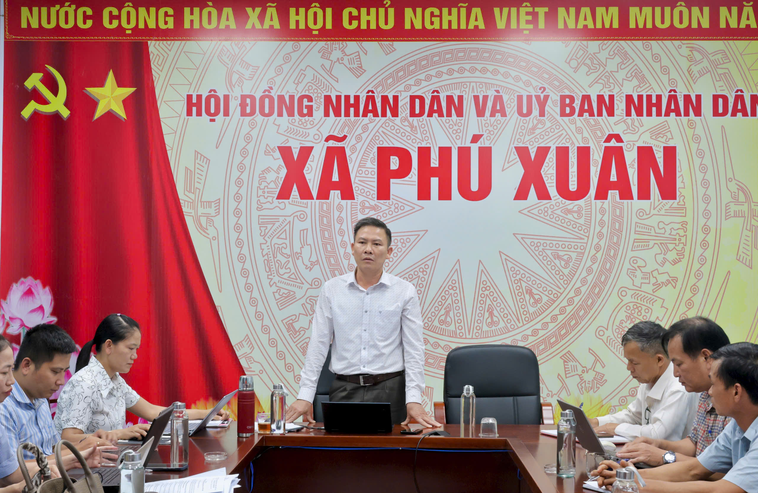 UBND xã Phú Xuân họp giao ban triển khai nhiệm vụ giáo dục chuẩn bị năm học 2026-2027.