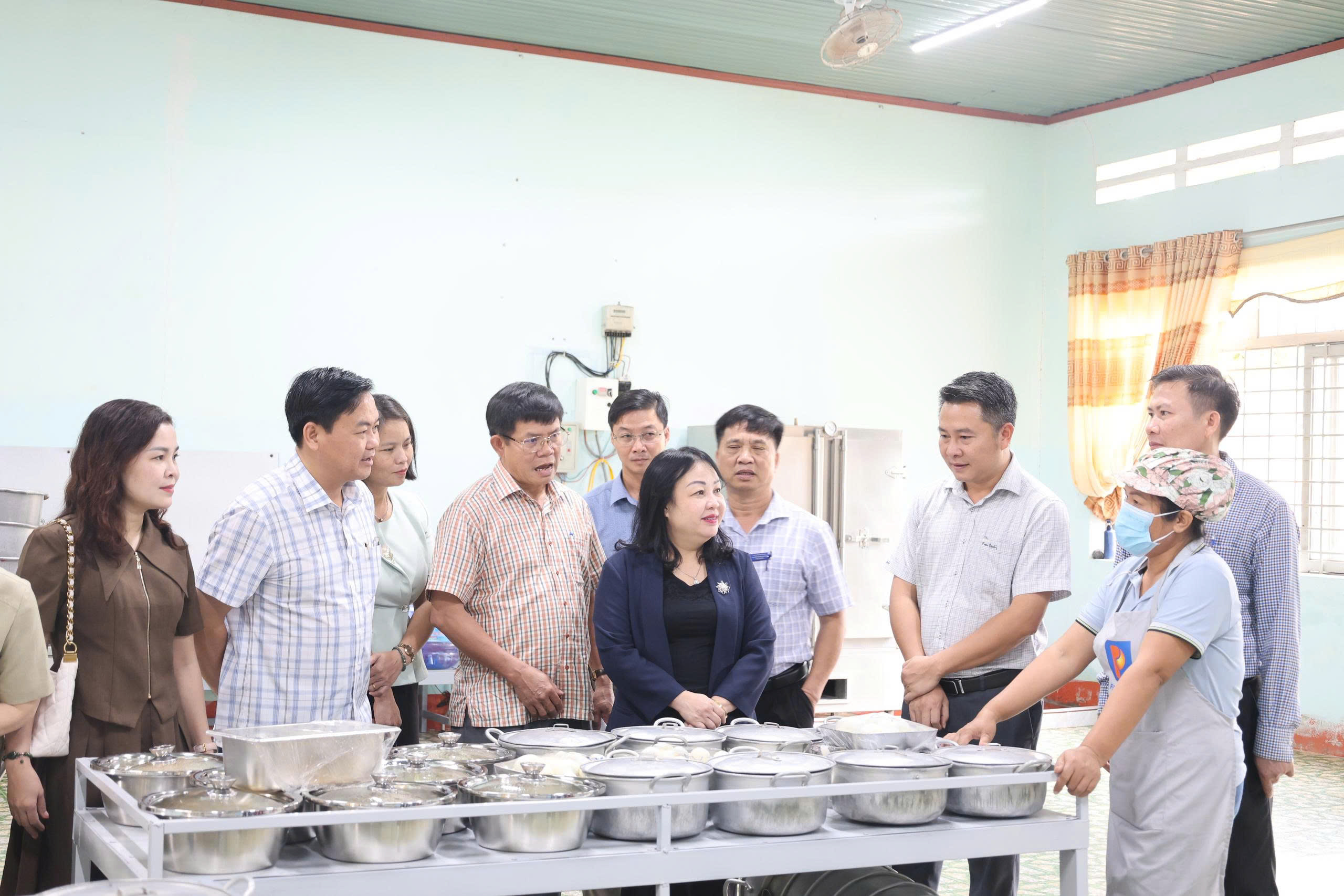 HĐND tỉnh Đắk Lắk khảo sát thực tế việc tổ chức bữa ăn dinh dưỡng học đường tại Trường Tiểu học Võ Thị Sáu xã Phú Xuân.