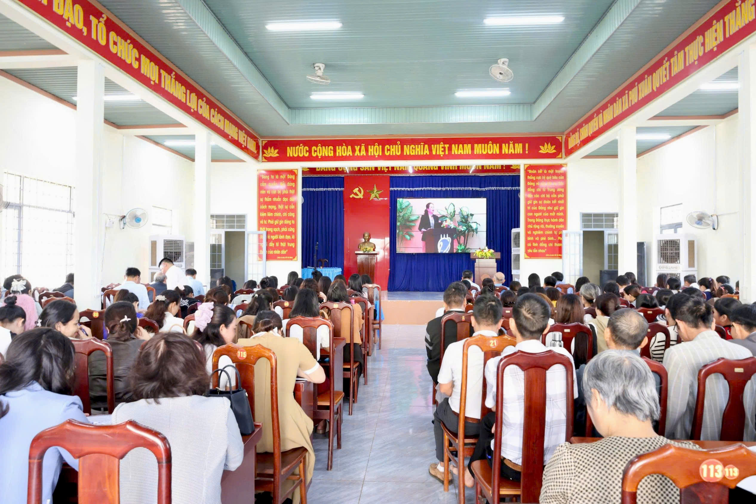 Cán bộ, giáo viên xã Phú Xuân tham dự bồi dưỡng lý luận chính trị hè năm học 2026-2027.