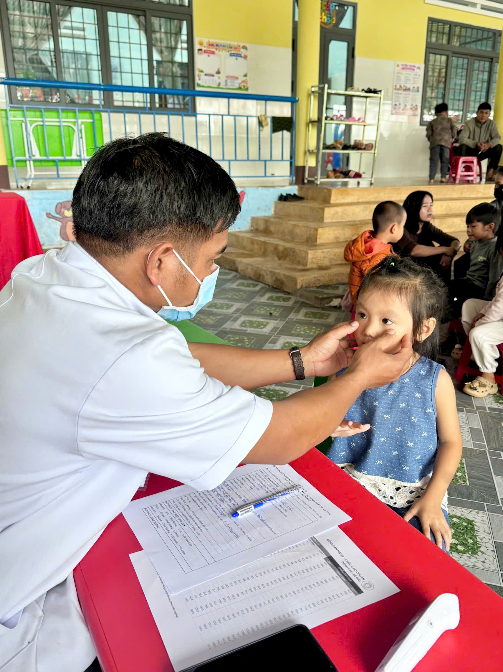 Phú Xuân tổ chức khám sức khỏe đầu năm học cho học sinh trên địa bàn xã.