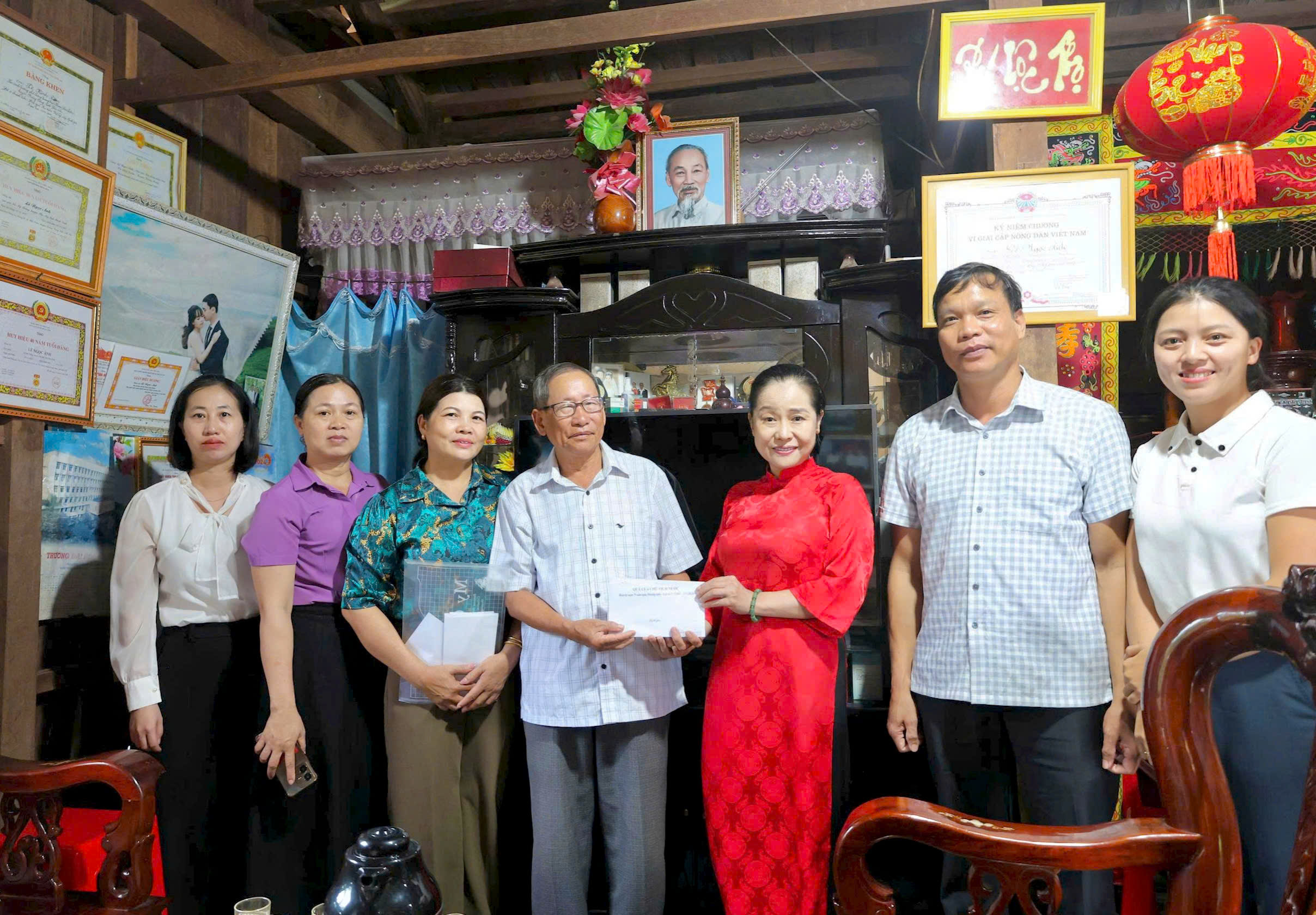 Lãnh đạo Đảng ủy, HĐND, UBND, UBMTTQVN xã Phú Xuân thăm, tặng quà người có công nhân kỷ niệm 79 năm Ngày Thương binh - Liệt sĩ.