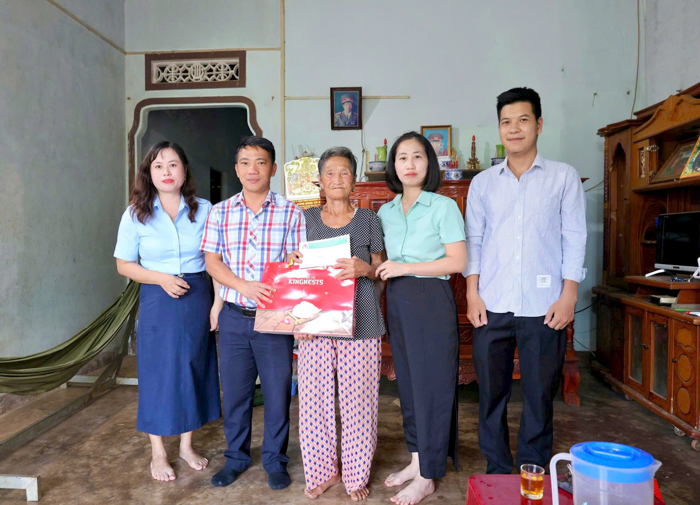 NHCSXH Krông Năng phối hợp thăm, tặng quà gia đình chính sách nhân kỷ niệm 79 năm Ngày Thương binh - Liệt sĩ.